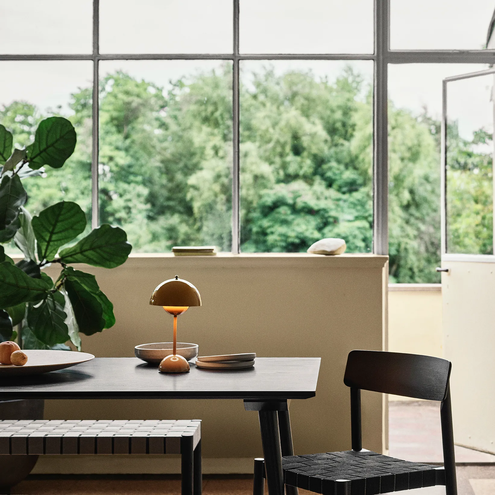 Flowerpot kannettava pöytävalaisin VP9, Mustard &Tradition