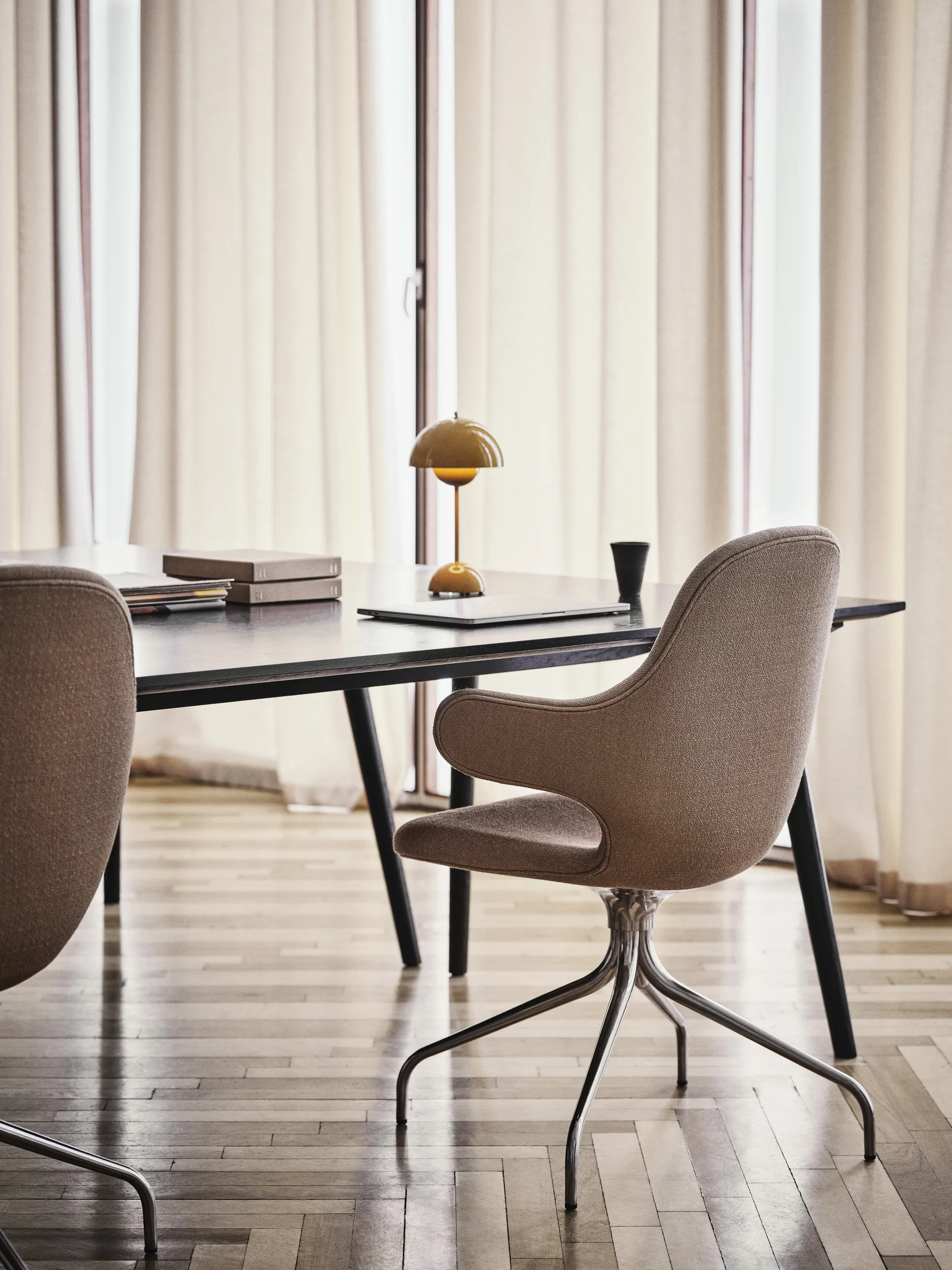 Flowerpot kannettava pöytävalaisin VP9, Mustard &Tradition