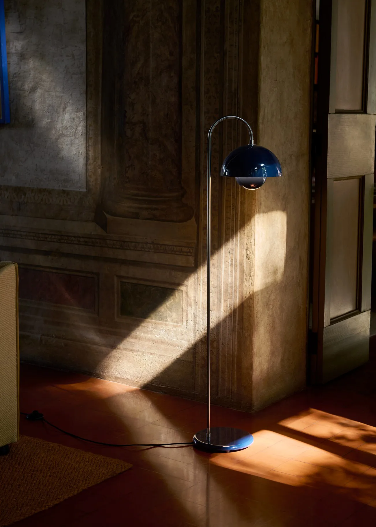 Flowerpot VP12 lattiavalaisin, Teräksen­sininen &Tradition