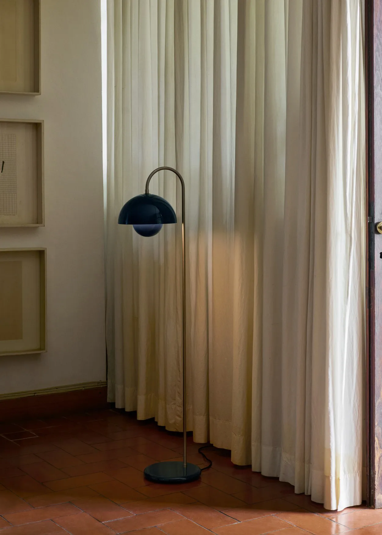 Flowerpot VP12 lattiavalaisin, Teräksen­sininen &Tradition