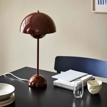 FlowerPot VP3 pöytävalaisin - Punainen-ruskea - &Tradition