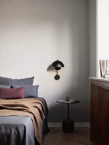 Flowerpot VP8 seinävalaisin - Matt black - &Tradition