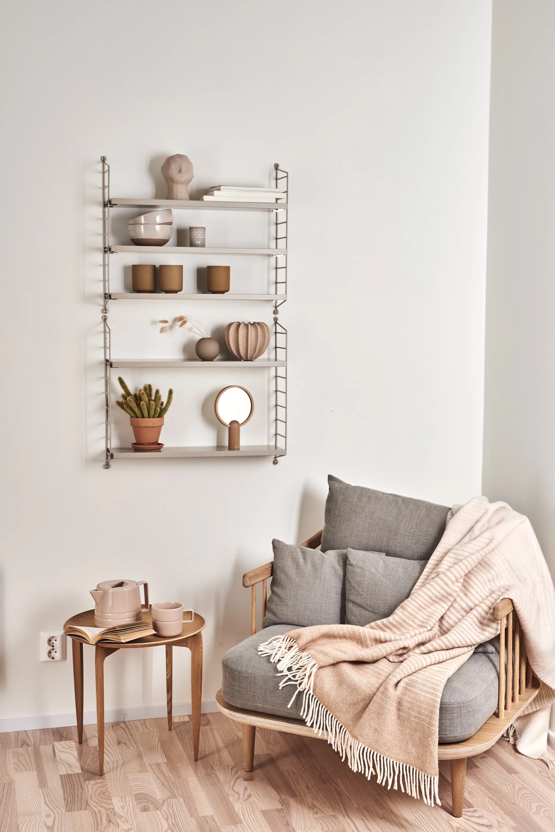 Fly nojatuoli SC0, vaaleaa öljyttyä tammea + beigenvärinen kangas &Tradition