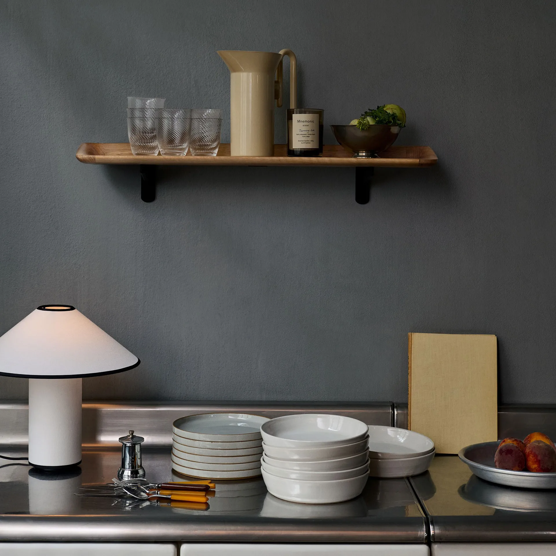 Guild HM14 hylly 75 cm, Solid lacquered oak &Tradition