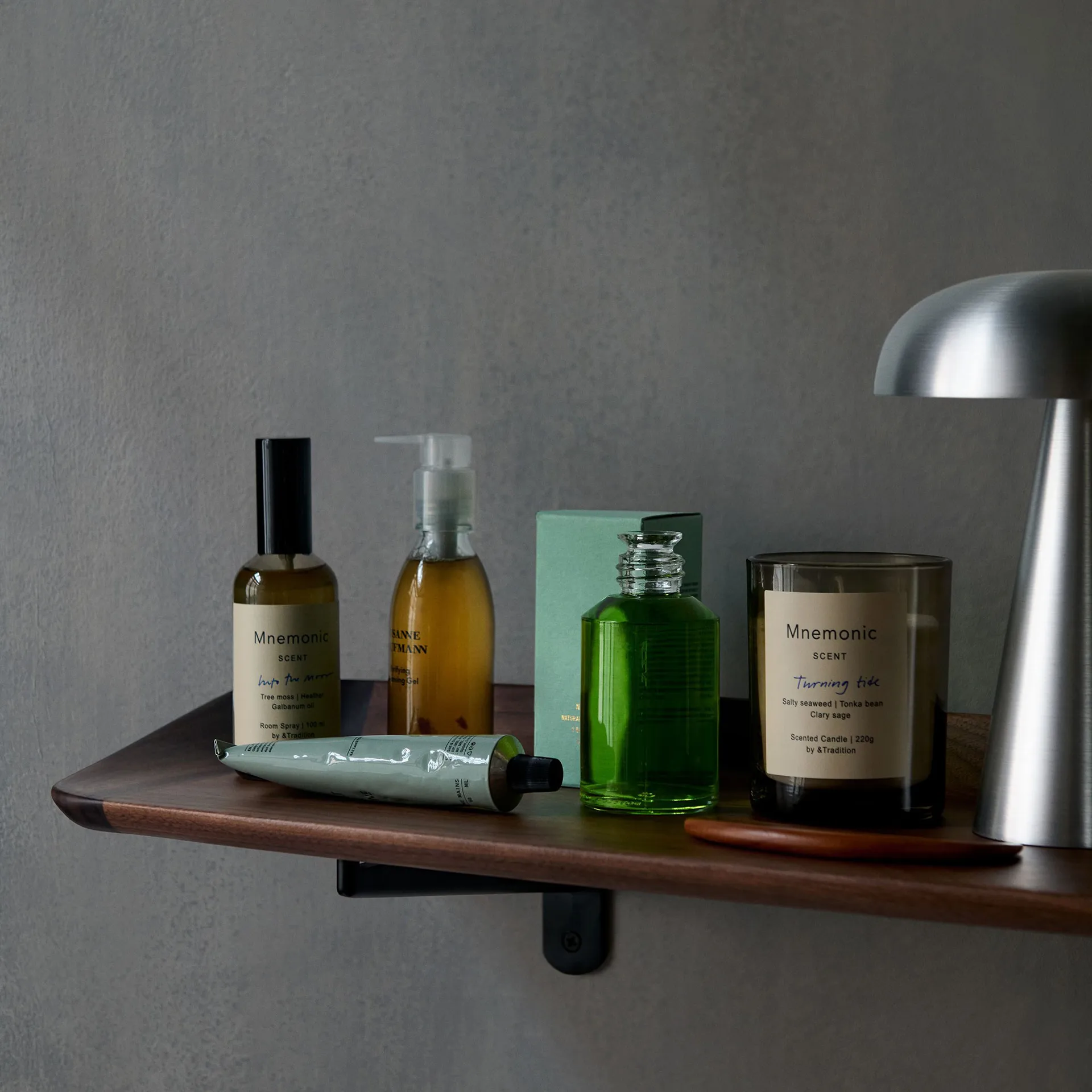 Guild HM14 hylly 75 cm, Solid lacquered walnut &Tradition