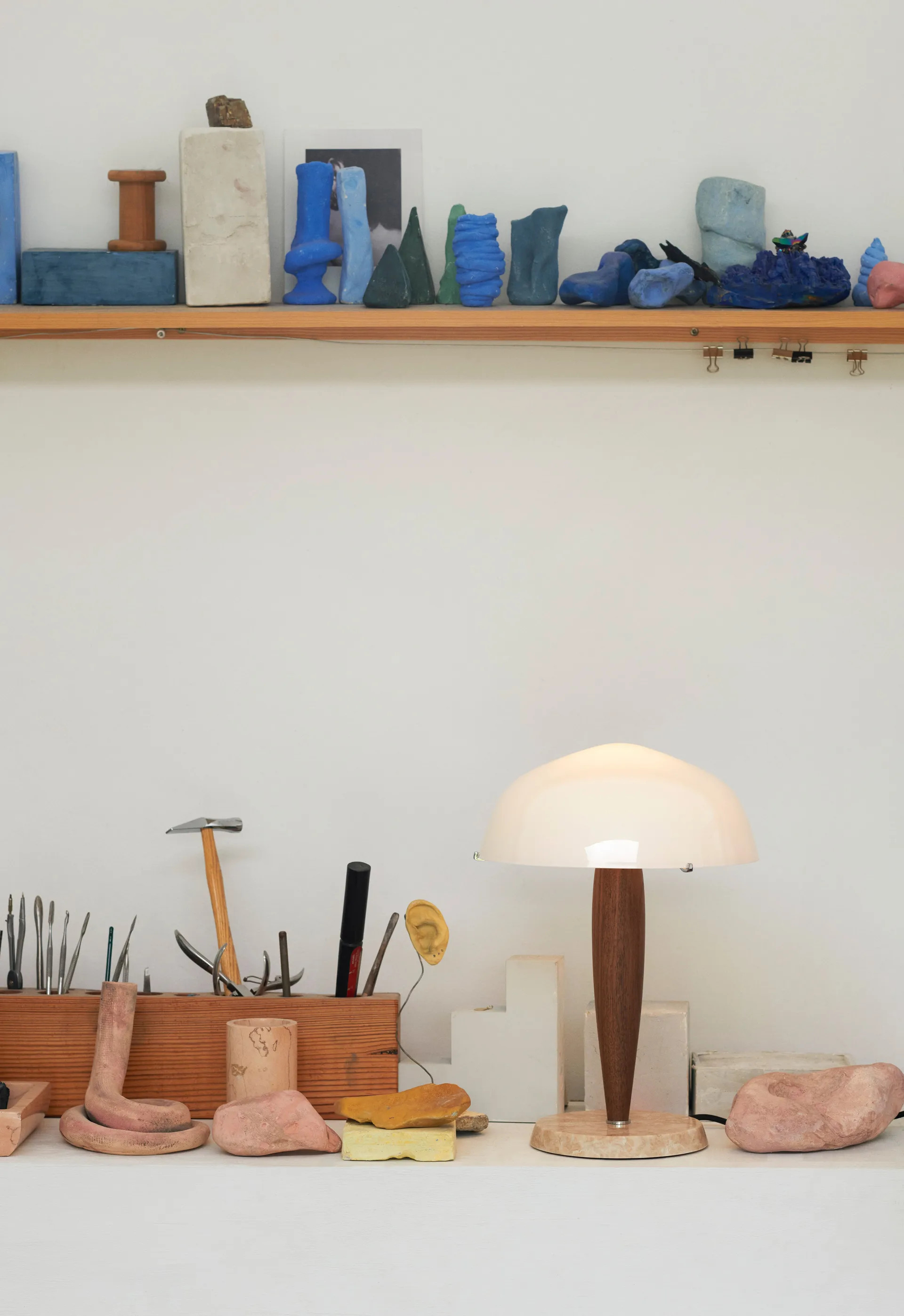 Herman SHY3 -pöytävalaisin, walnut & cream marble, tekstiilijohto &Tradition