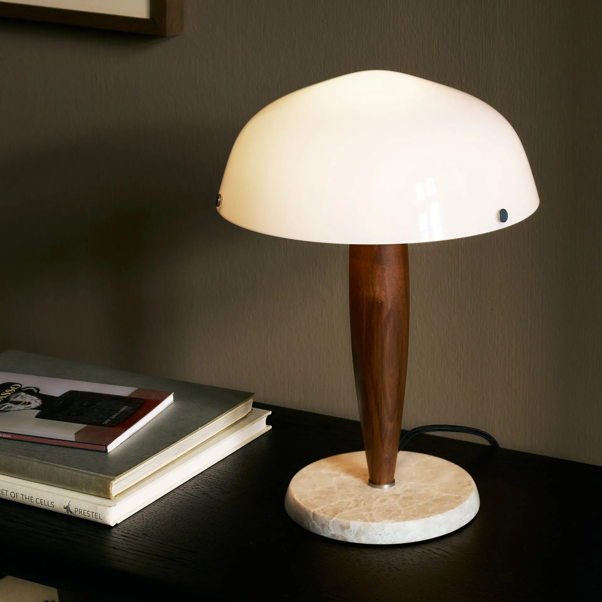 Herman SHY3 -pöytävalaisin, walnut & cream marble, tekstiilijohto &Tradition