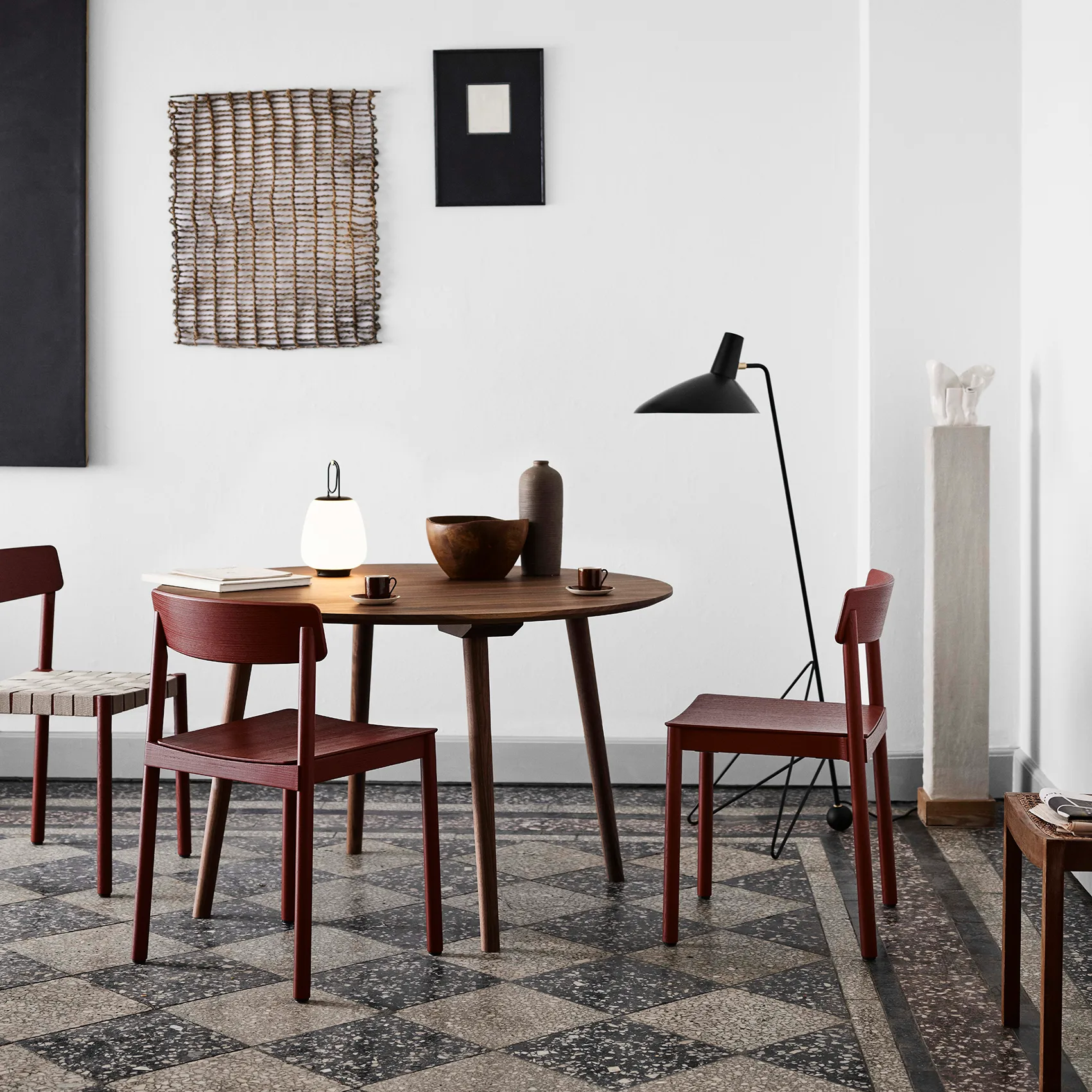 In Between -pöytä SK4, Saksanpähkinä &Tradition