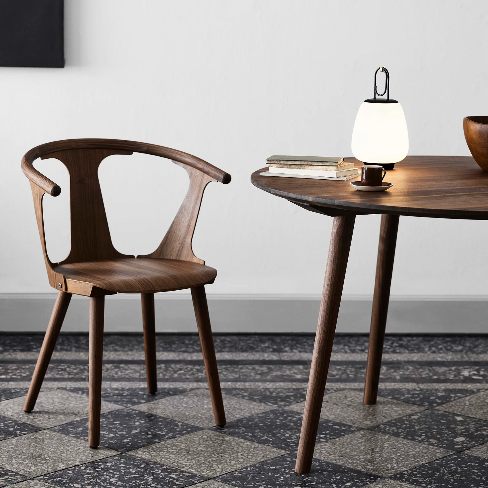 In Between -pöytä SK4, Saksanpähkinä &Tradition