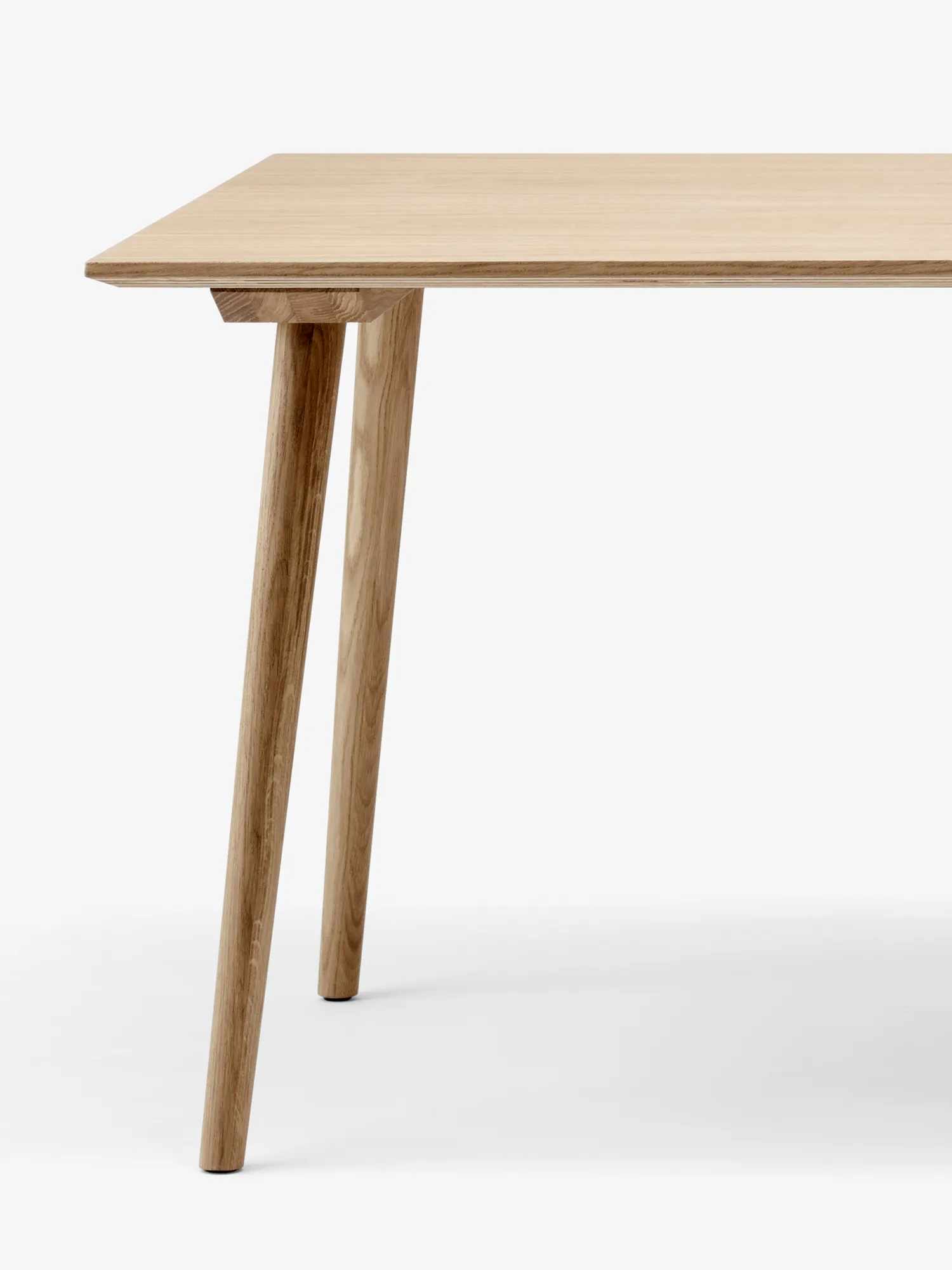 In Between -pöytä SK6, Kirkaslakattu tammi &Tradition