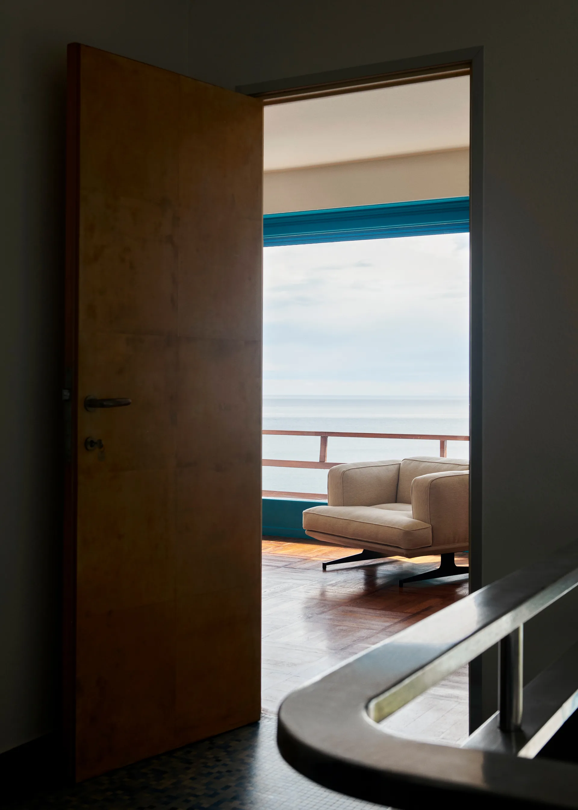 Inland AV21 nojatuoli, Clay 0011-warm black &Tradition