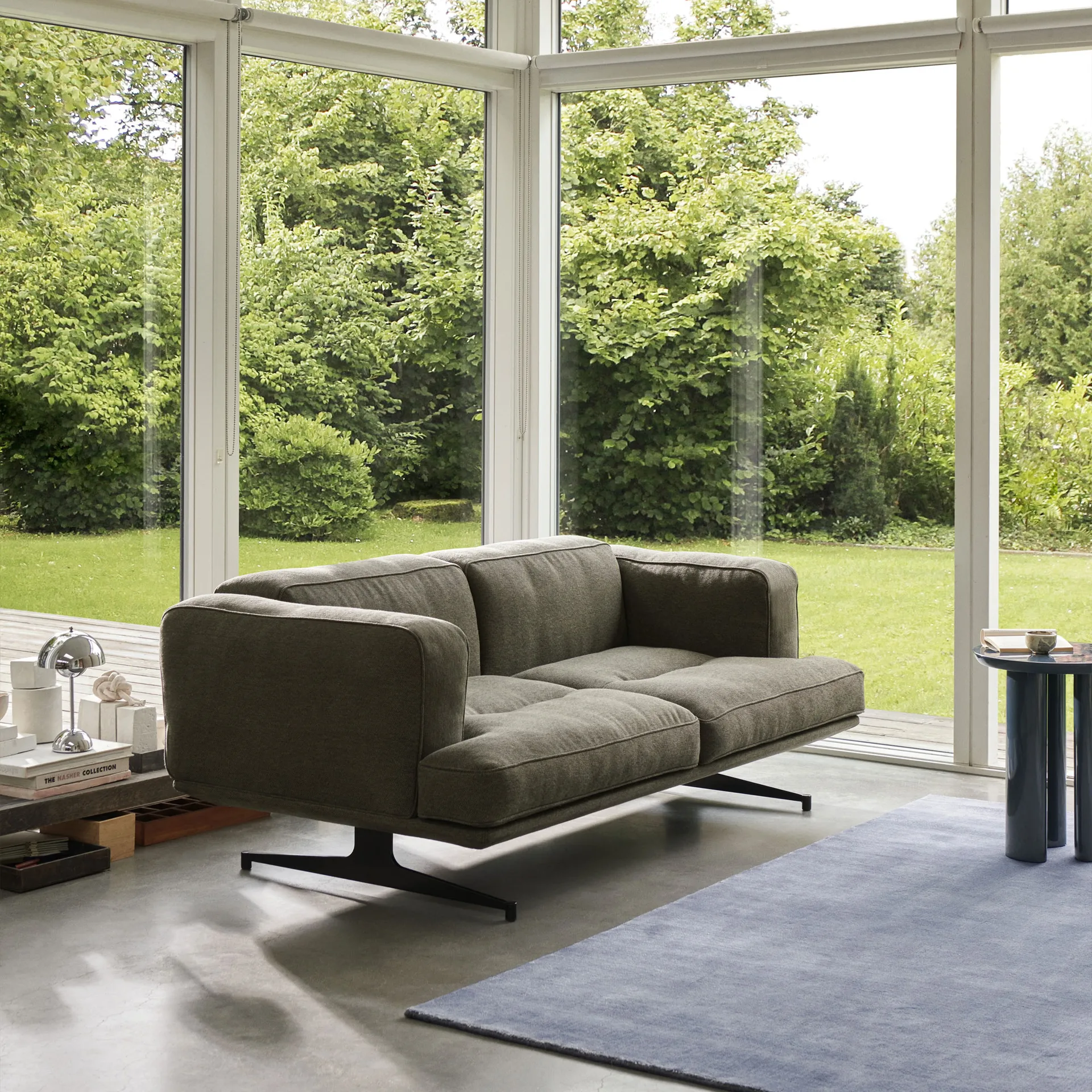 Inland AV22 sohva 2-paikkainen, Clay 0014-warm black &Tradition