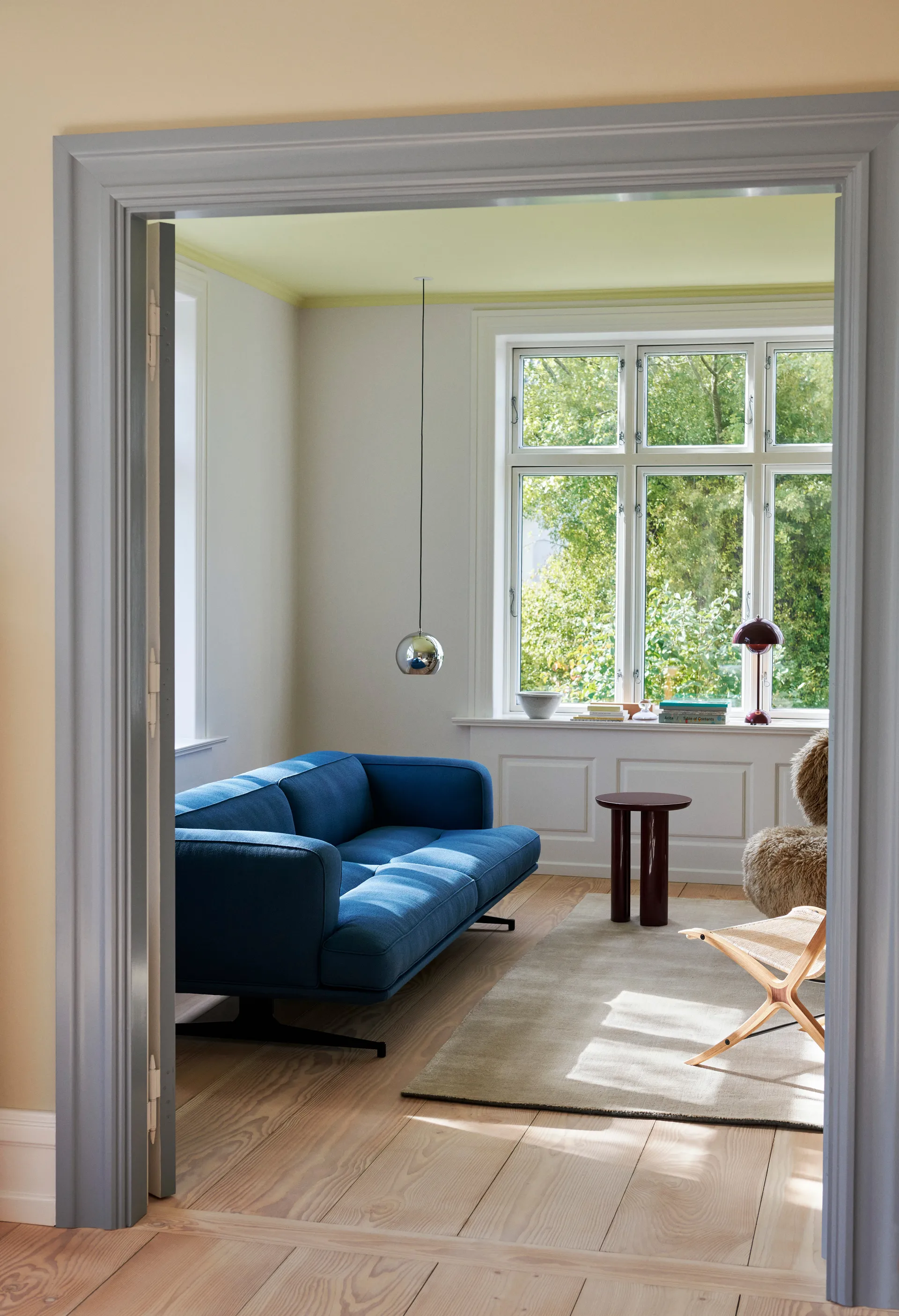 Inland AV23 3-istuttava sohva, Vidar 4 Denim Blue 733-mustat jalat &Tradition