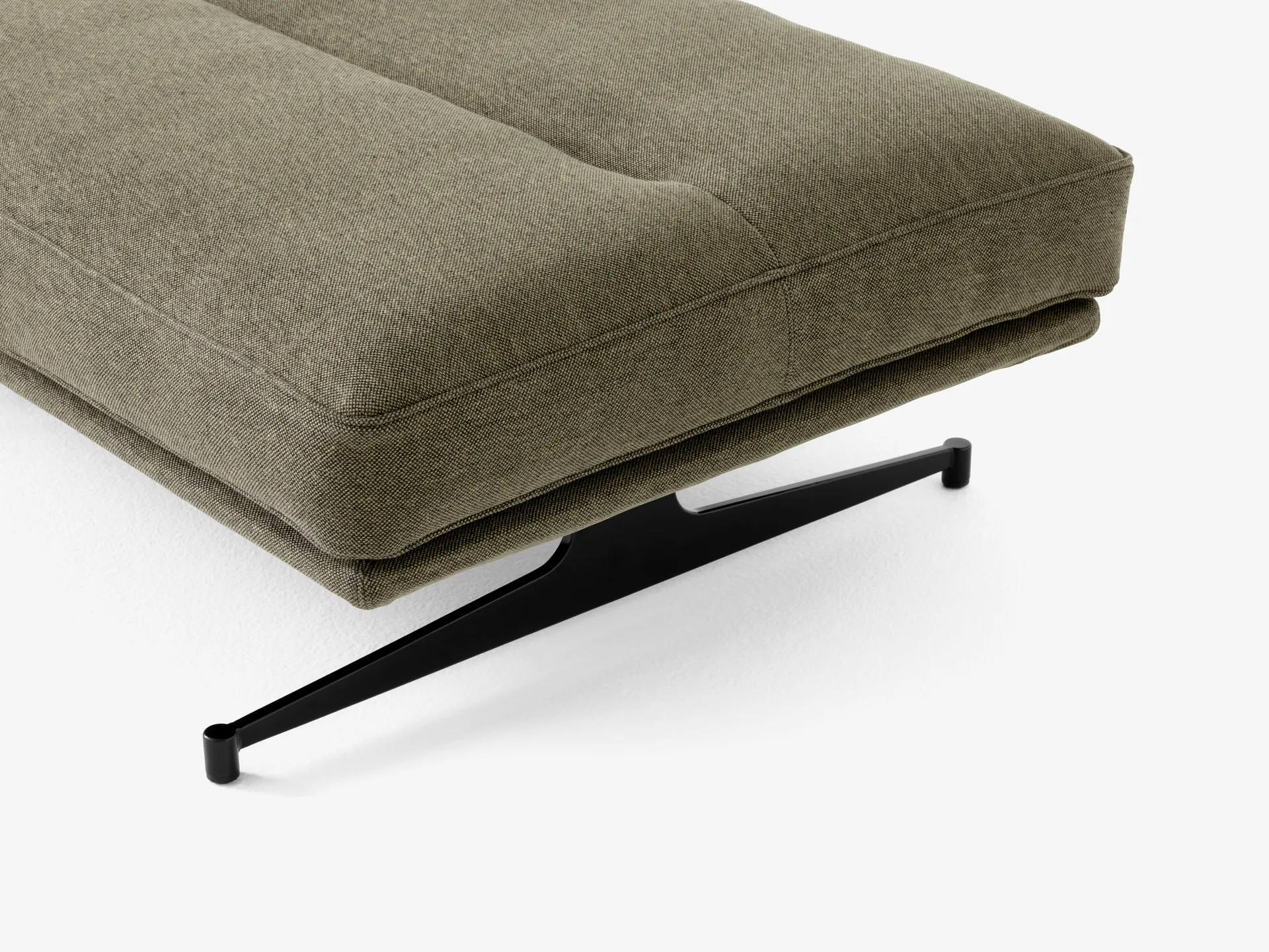 Inland AV32 rahi 78x113 cm, Clay 0014-warm black &Tradition