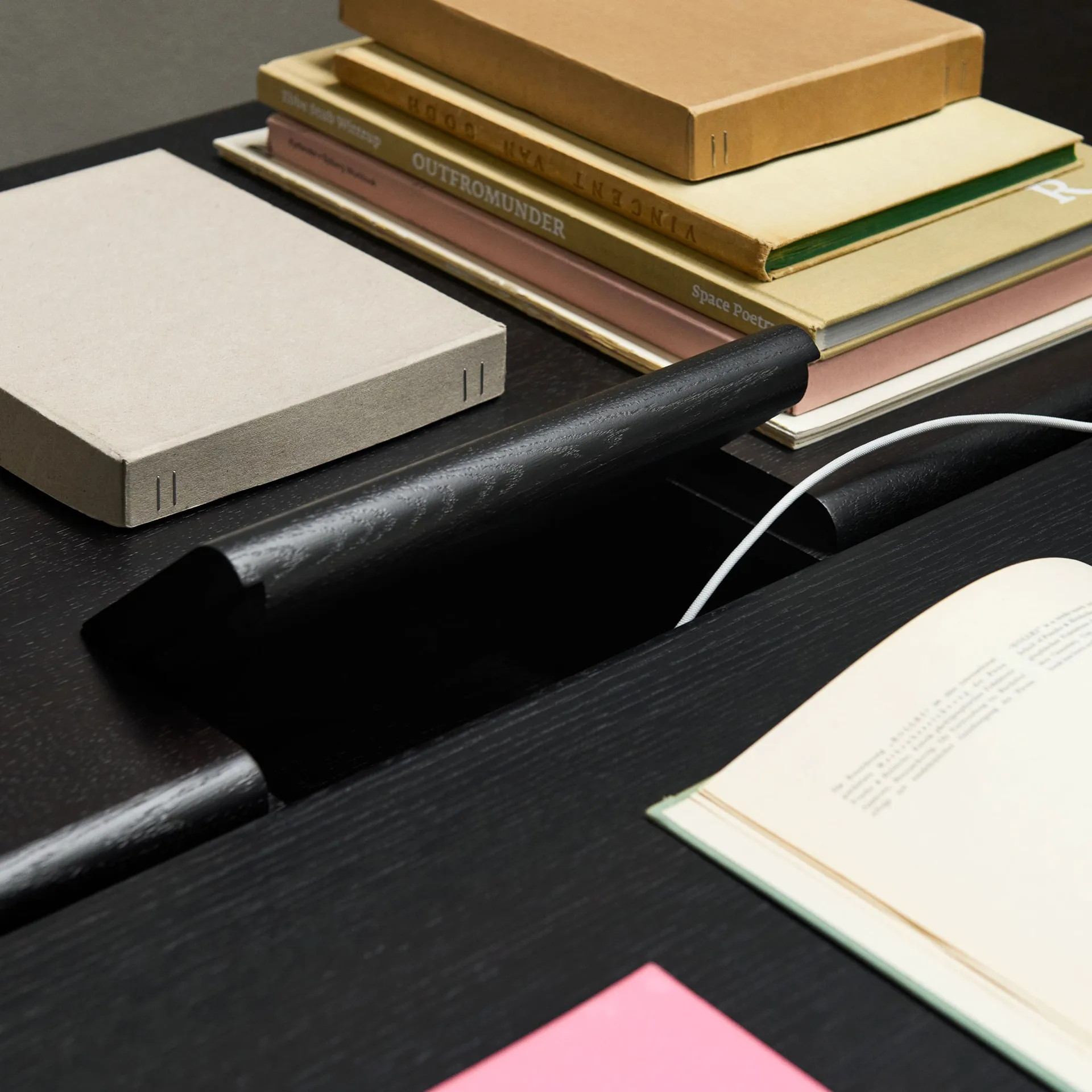 Ita OS1 ruokapöytä kaapelinhallinnalla 95x200 cm, Dark stained oak &Tradition