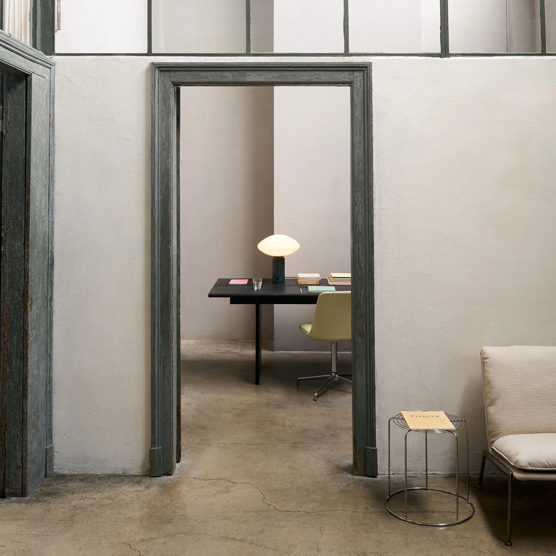 Ita OS2 ruokapöytä kaapelinhallinnalla 95x260 cm, Dark stained oak &Tradition