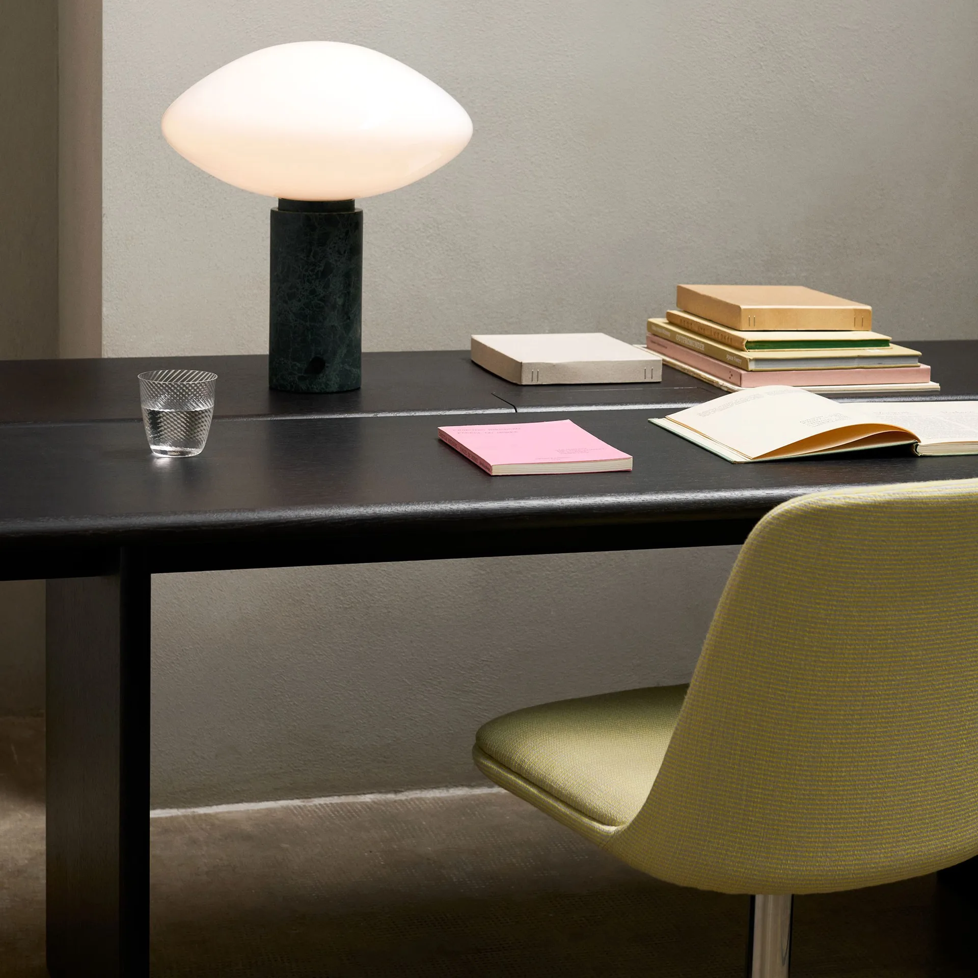 Ita OS2 ruokapöytä kaapelinhallinnalla 95x260 cm, Dark stained oak &Tradition