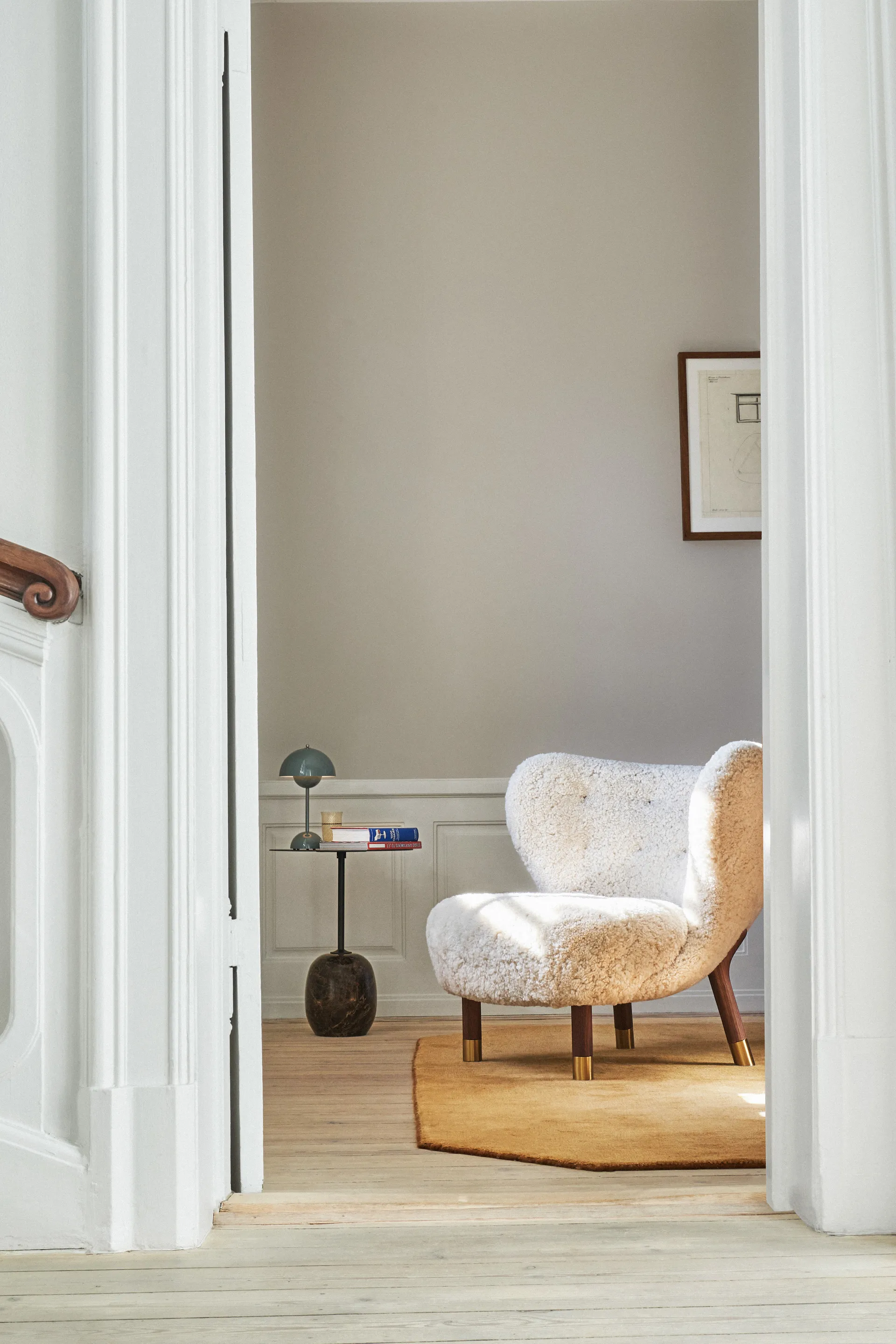 Little Petra VB1 nojatuoli Limited Edition, Saksanpähkinä, messinki-Moonlight &Tradition