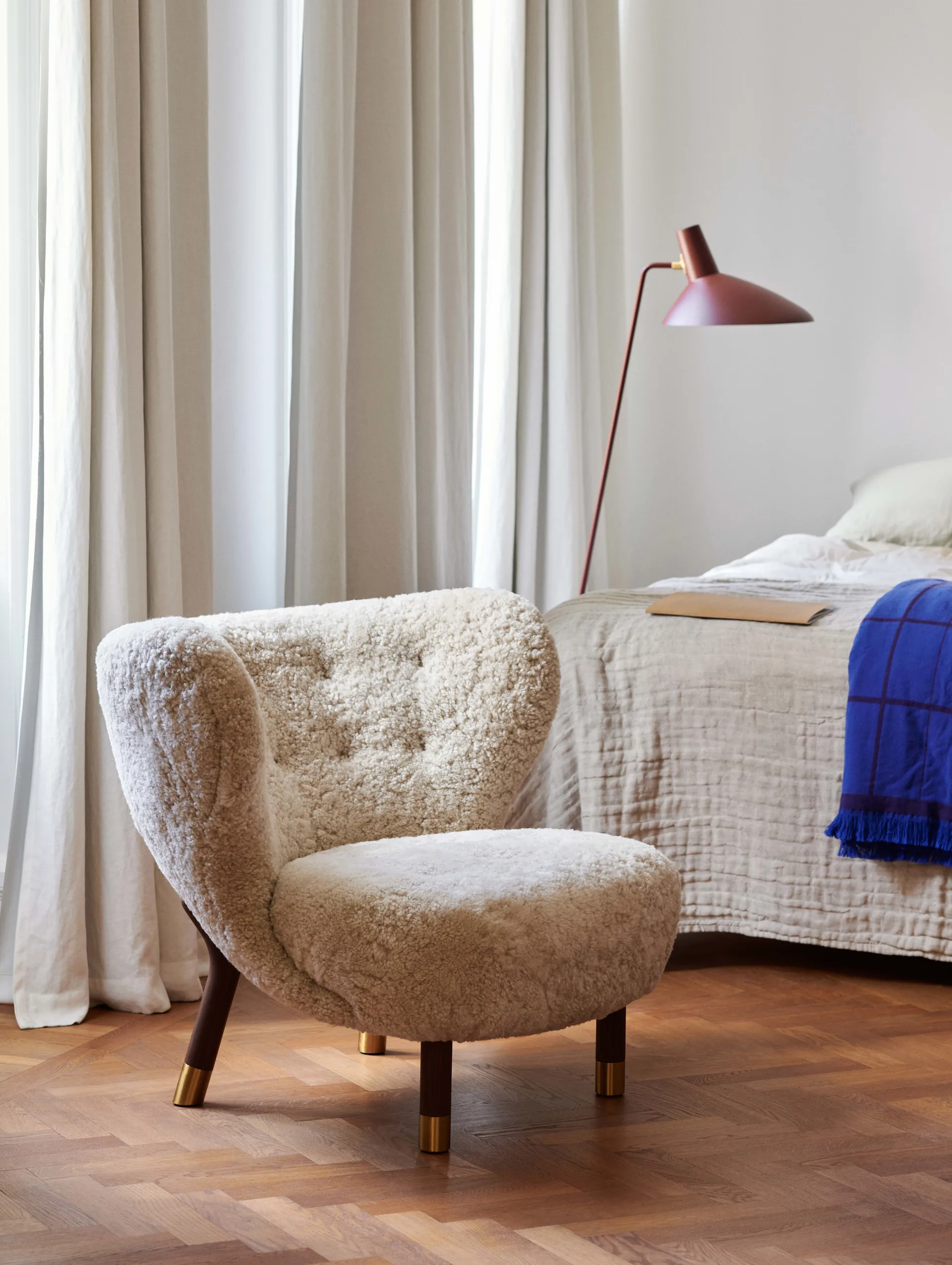 Little Petra VB1 nojatuoli Limited Edition, Saksanpähkinä, messinki-Moonlight &Tradition