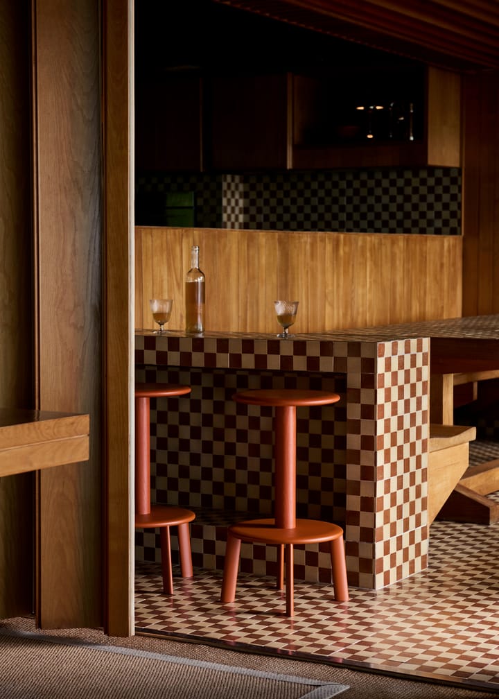 Massif AV40 baarijakkara, Ember &Tradition