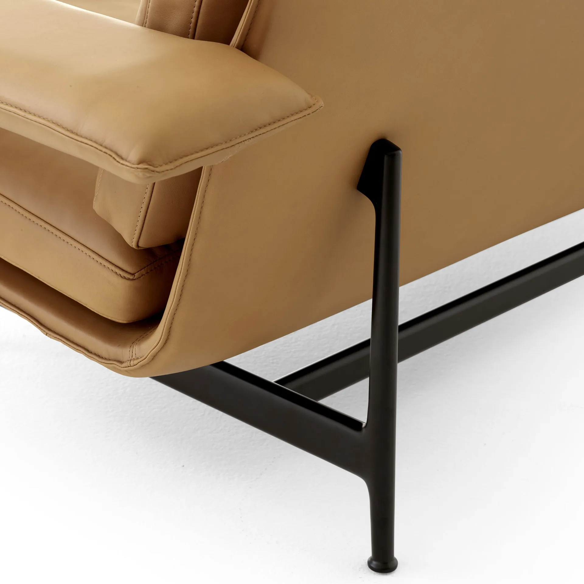 Meantime AV30 2-istuttava sohva, Warm black-Noble leather Cognac &Tradition