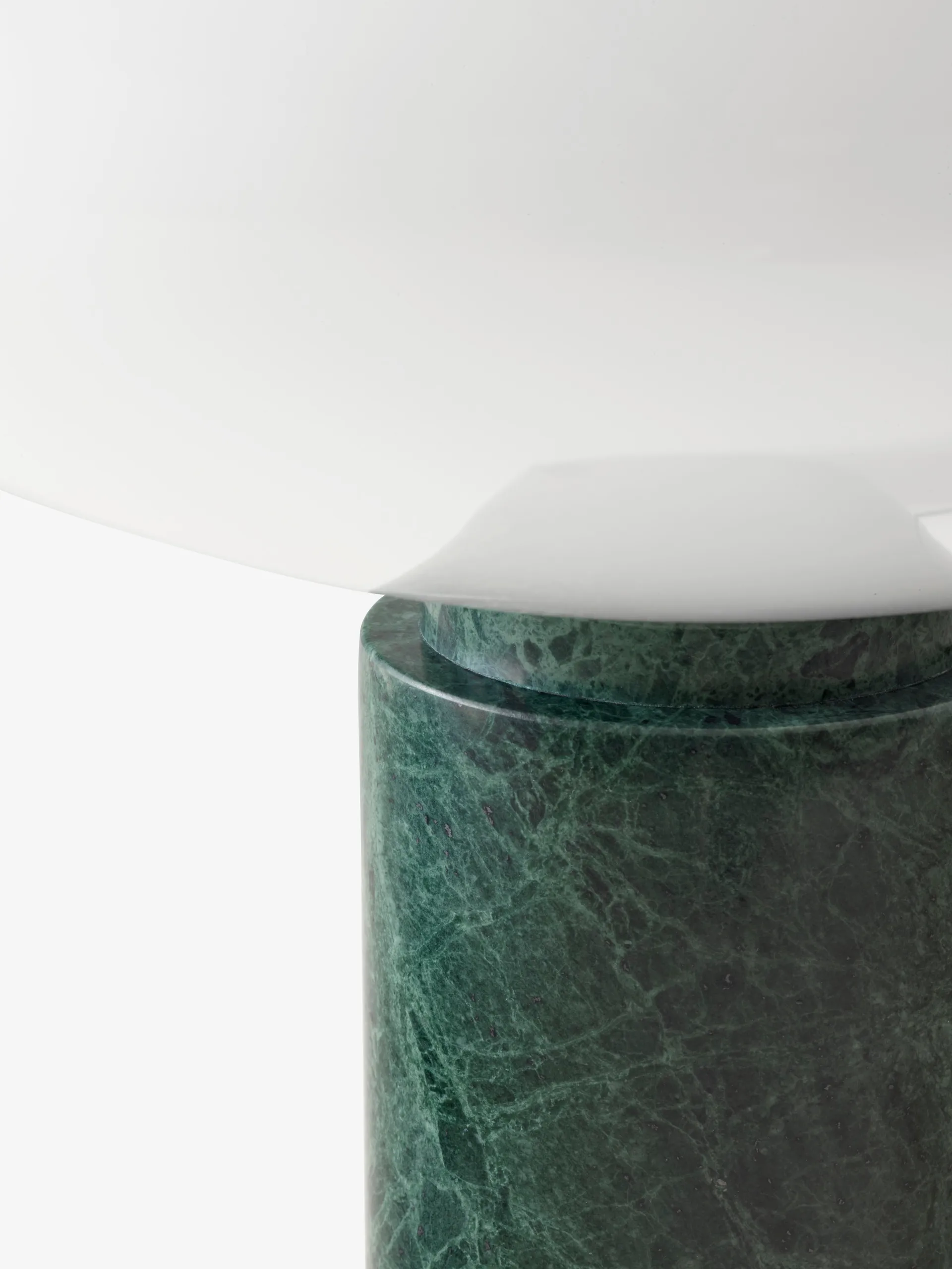 Mist AP17 pöytävalaisin Ø 37 cm, Matt White & Guatemala Verde &Tradition