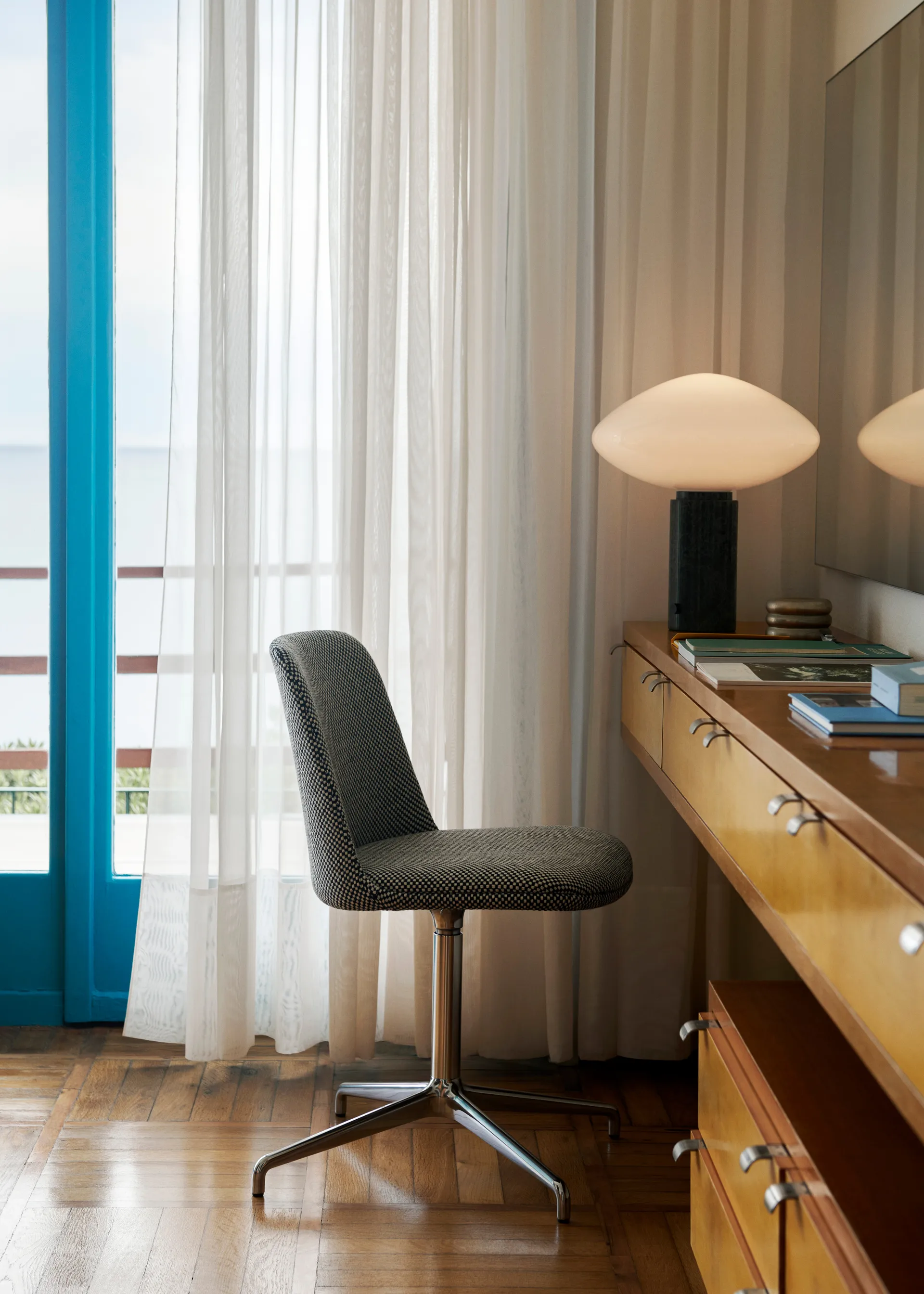 Mist AP17 pöytävalaisin Ø 37 cm, Matt White & Guatemala Verde &Tradition