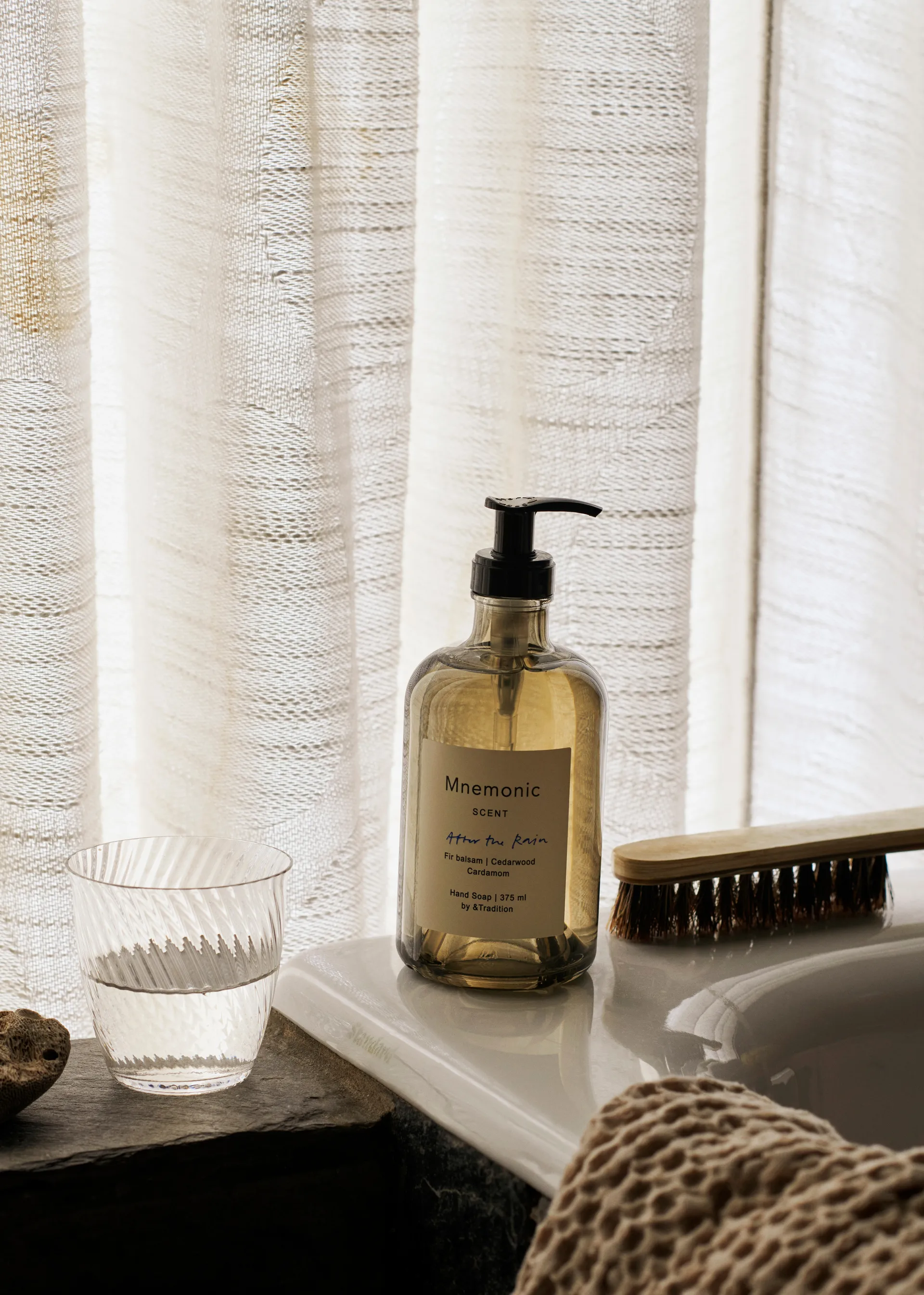 Mnemonic MNC1 -käsisaippua 375 ml, After the rain &Tradition