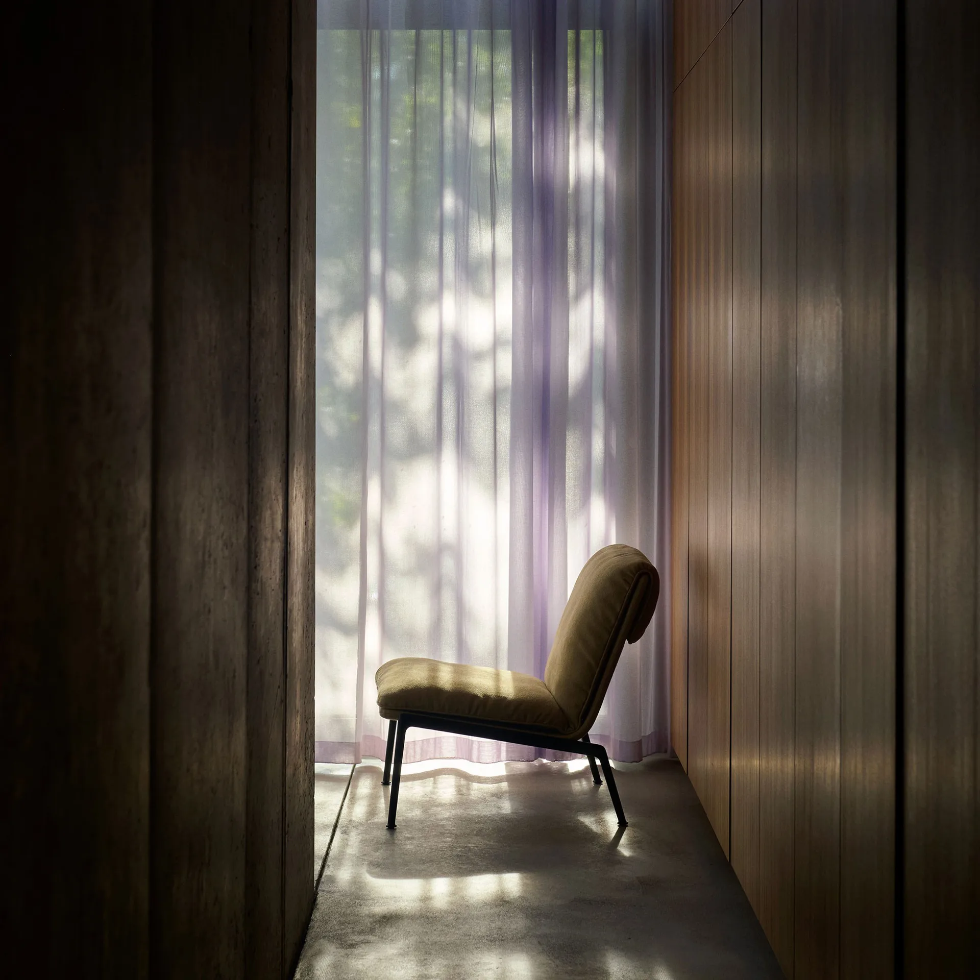 Muno LN18 lounge-nojatuoli, Warm black-Clay 0007 &Tradition