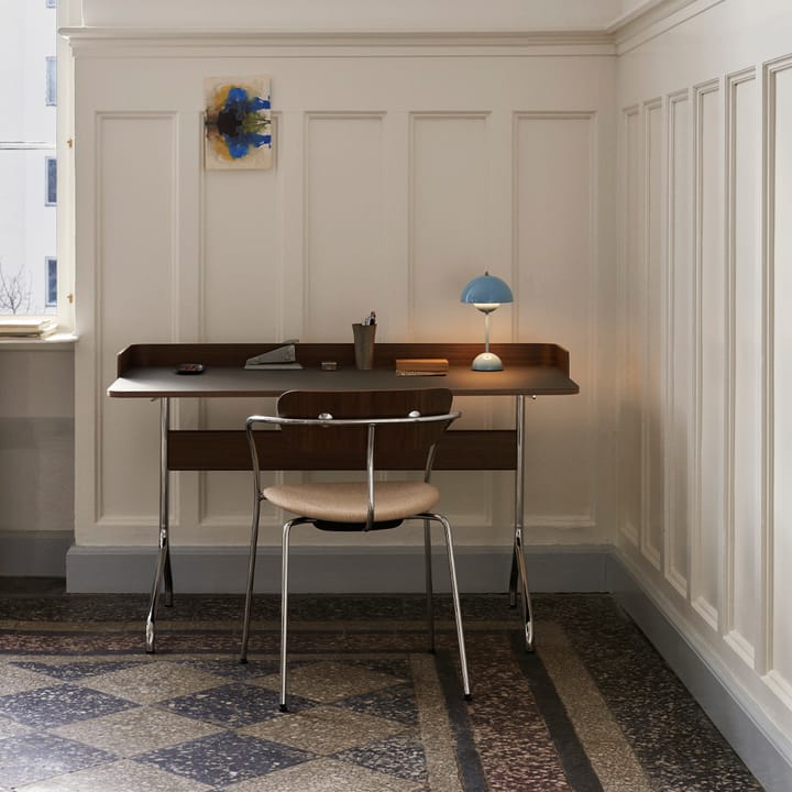 Pavilion AV17 -kirjoituspöytä, Mushroom linoleum, lakattu tammi, kromijalat &Tradition
