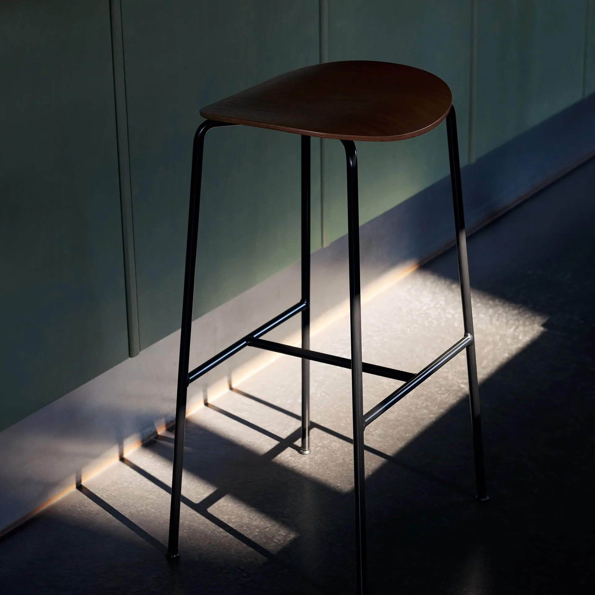 Pavilion AV37 baarijakkara 68 cm, Black-lacquered oak &Tradition