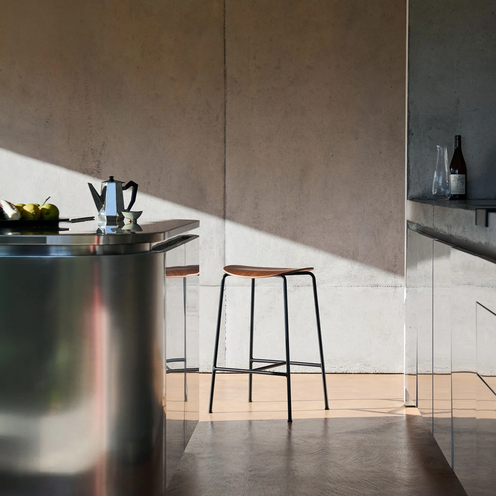 Pavilion AV38 baarijakkara 79 cm, Black-lacquered walnut &Tradition