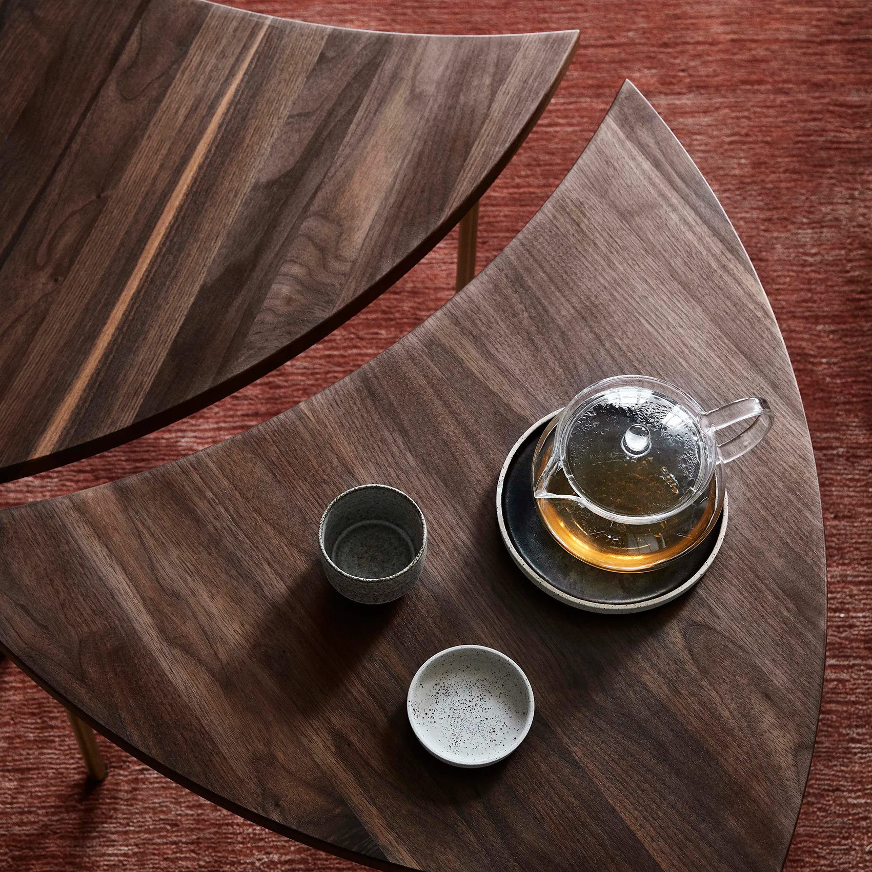 Pinwheel sivupöytä HM7, Saksanpähkinä &Tradition