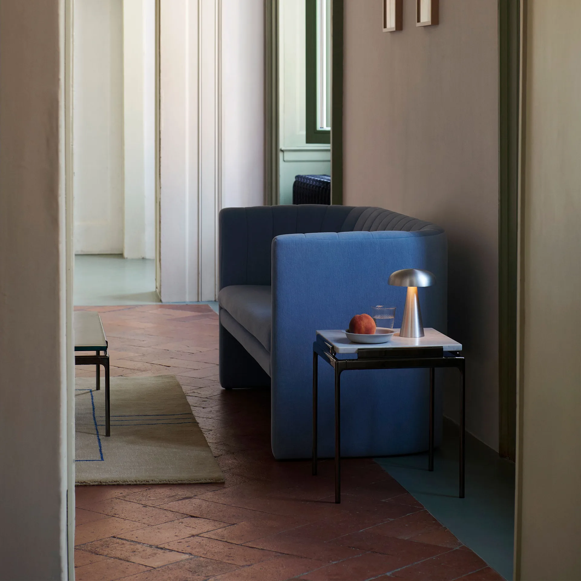 Sett LN11 sivupöytä, Bianco carrara-dark chrome &Tradition