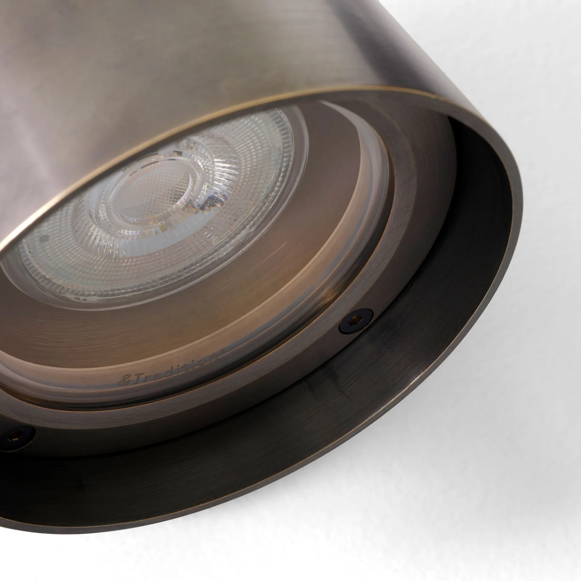 Solid SC105 seinävalaisin, Bronzed brass &Tradition