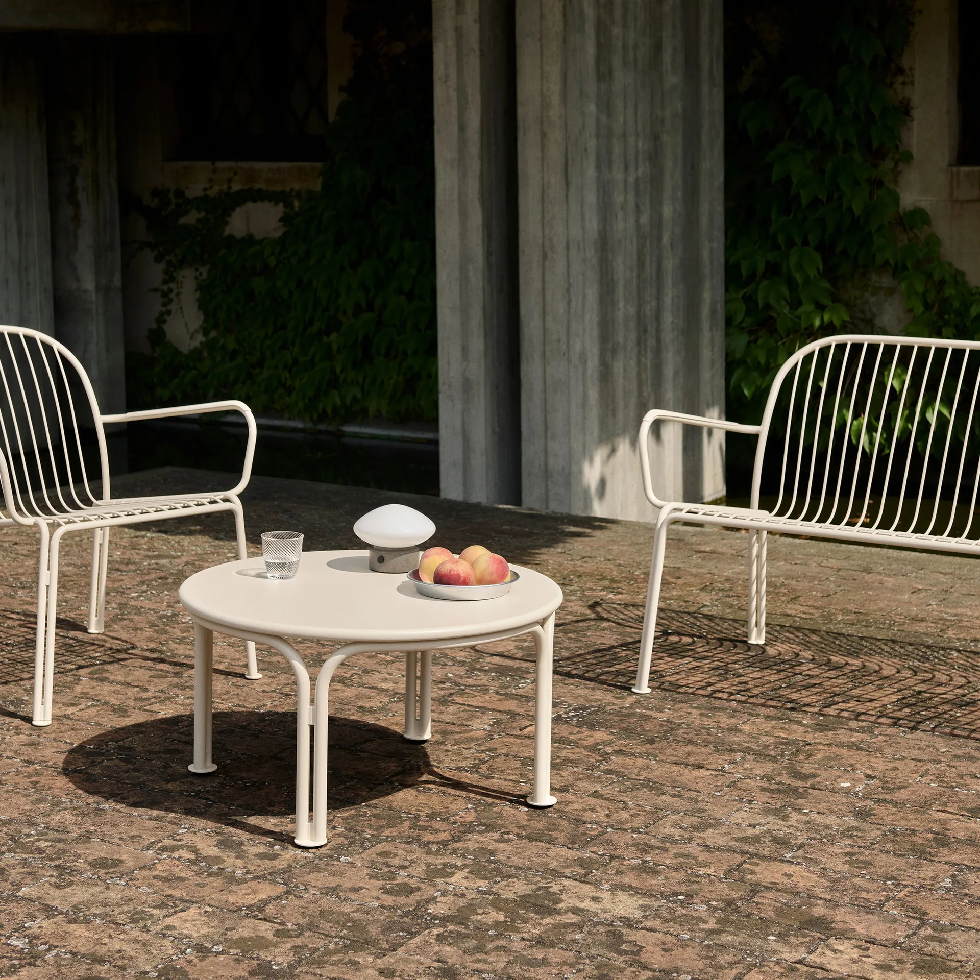 Thorvald SC108 sohvapöytä, Ivory, Ø70 cm &Tradition