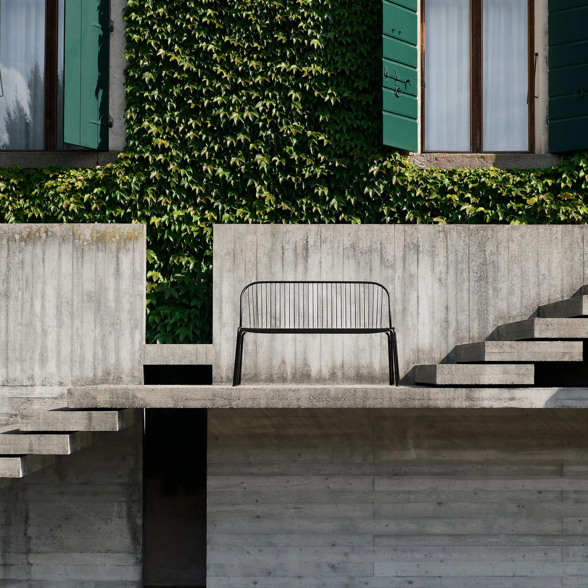 Thorvald SC111 penkki, Warm black, 129 cm &Tradition