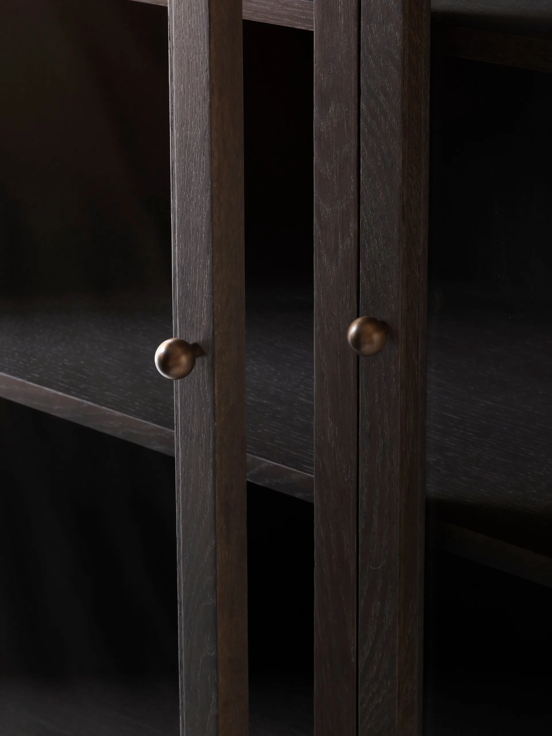 Trace SC88 -vitriinikaappi 120 x 192 x 40 cm, Dark stained oak &Tradition