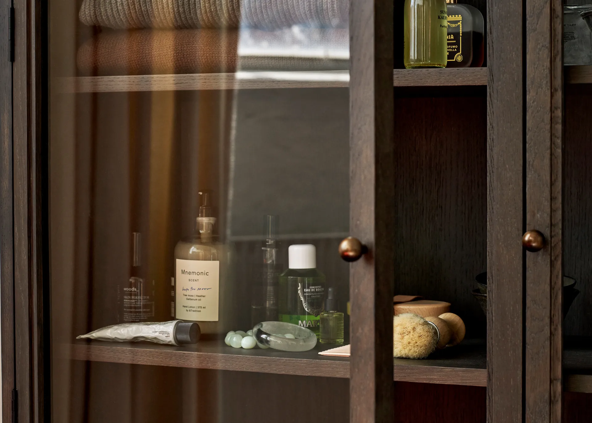 Trace SC88 -vitriinikaappi 120 x 192 x 40 cm, Dark stained oak &Tradition