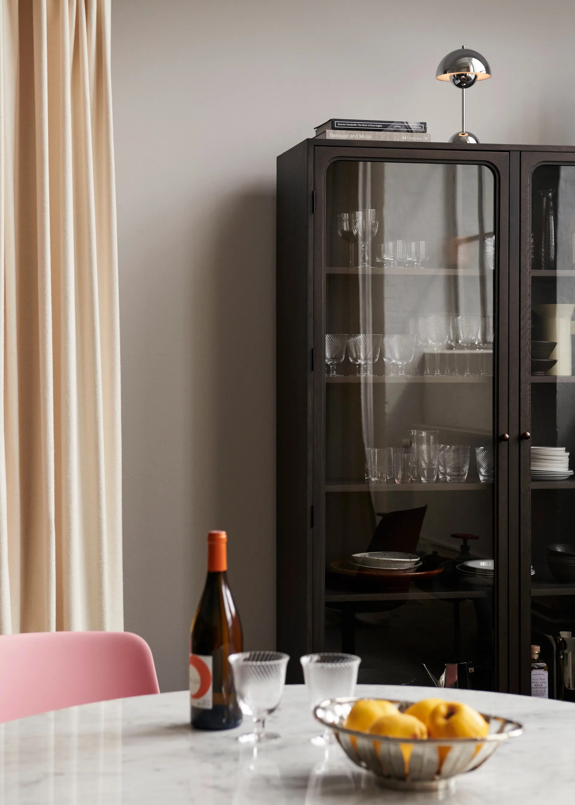 Trace SC88 -vitriinikaappi 120 x 192 x 40 cm, Dark stained oak &Tradition