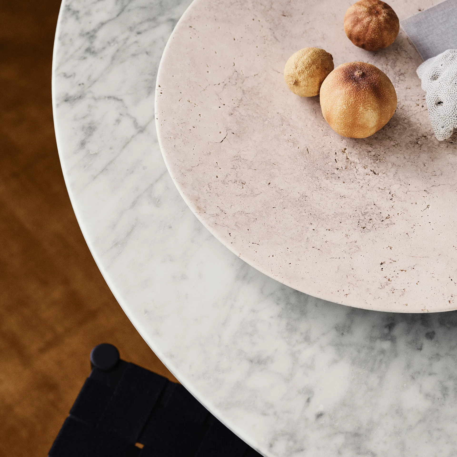 Travertine lautanen SC55, Ø 50 cm &Tradition