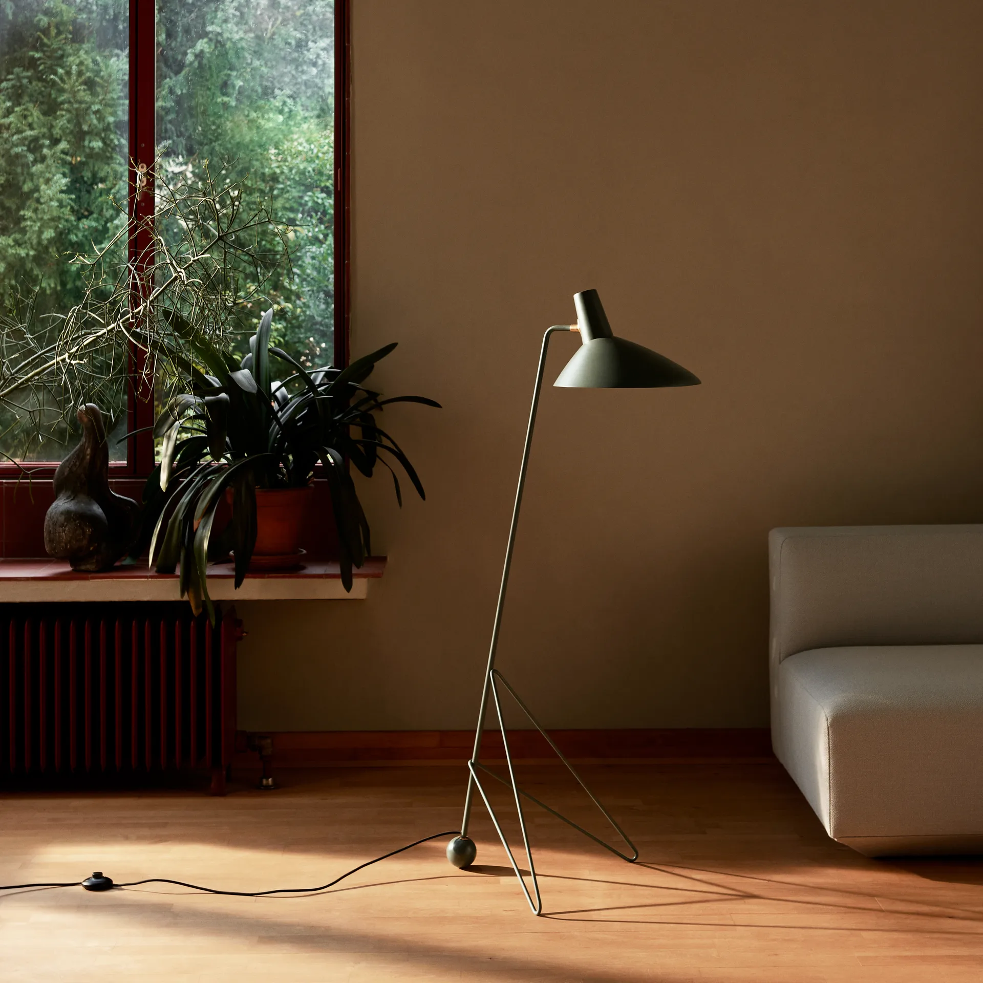 Tripod lattiavalaisin HM8, Moss &Tradition