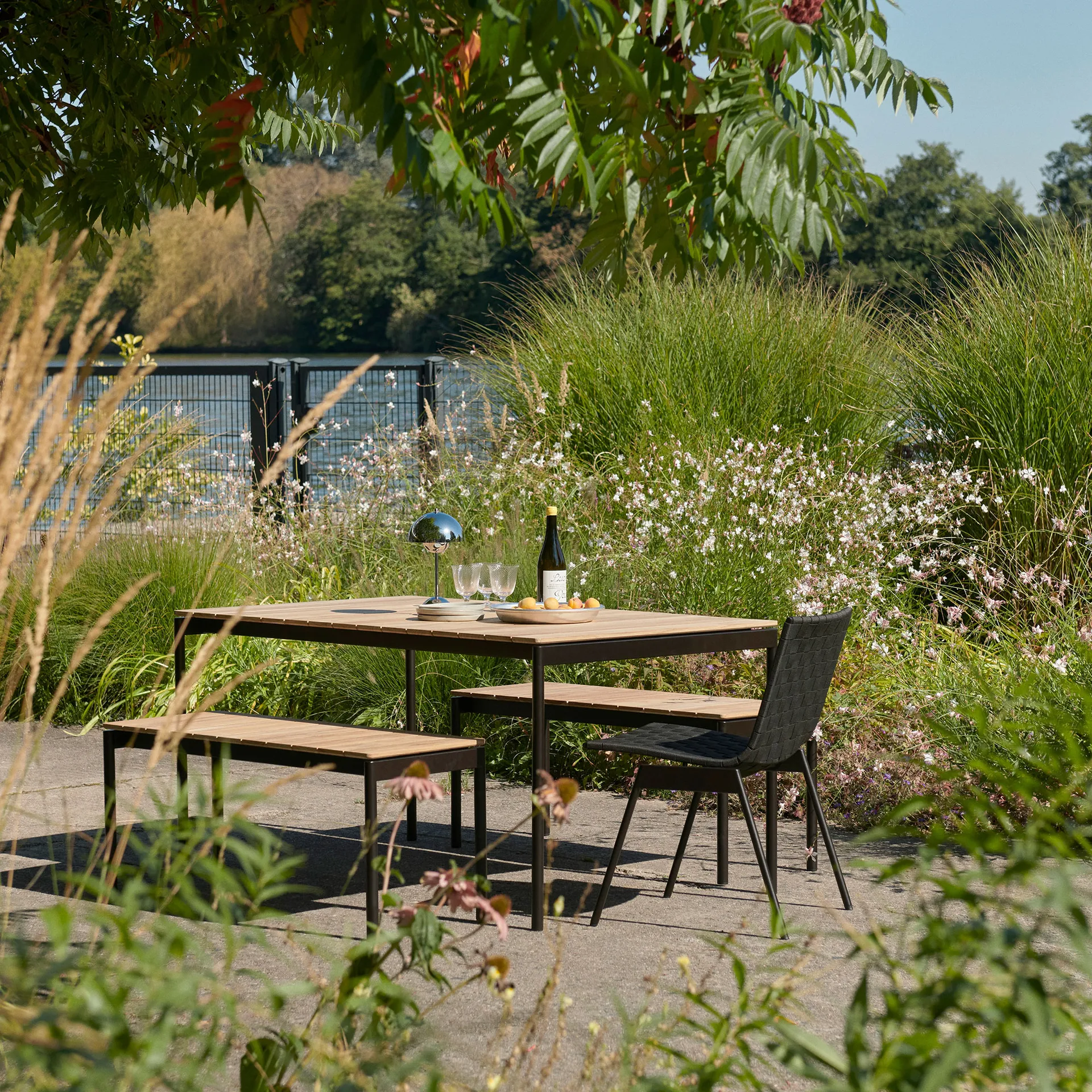 Ville Outdoor AV33 tuoli, Warm black &Tradition