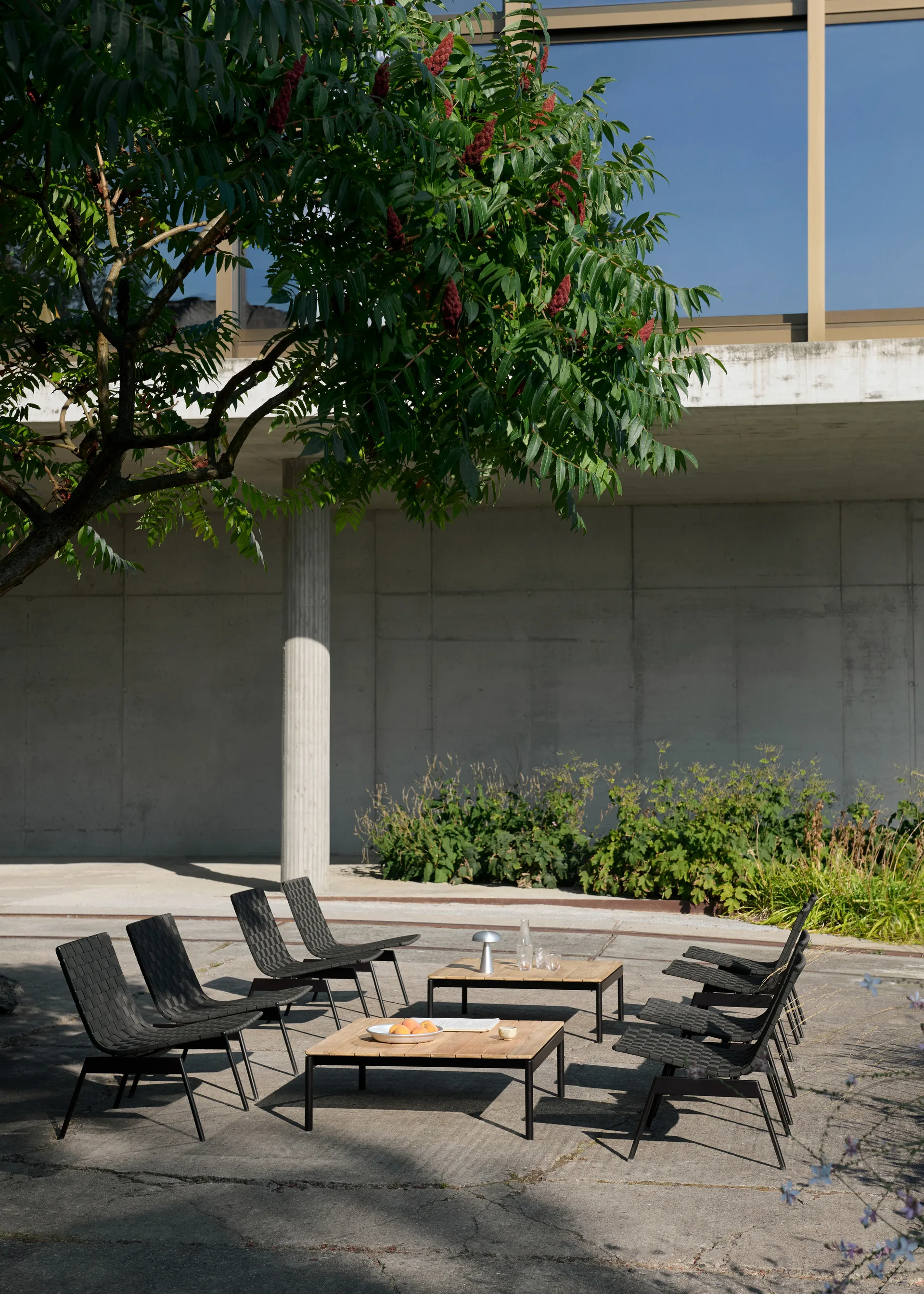 Ville Outdoor AV50 sohvapöytä, Warm black-teak &Tradition