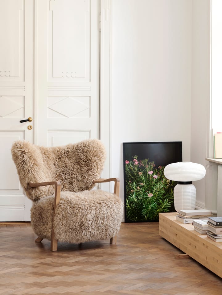 Wulff Lounge Chair ATD2 -nojatuoli - Öljytty tammi-Sheepskin honey - &Tradition