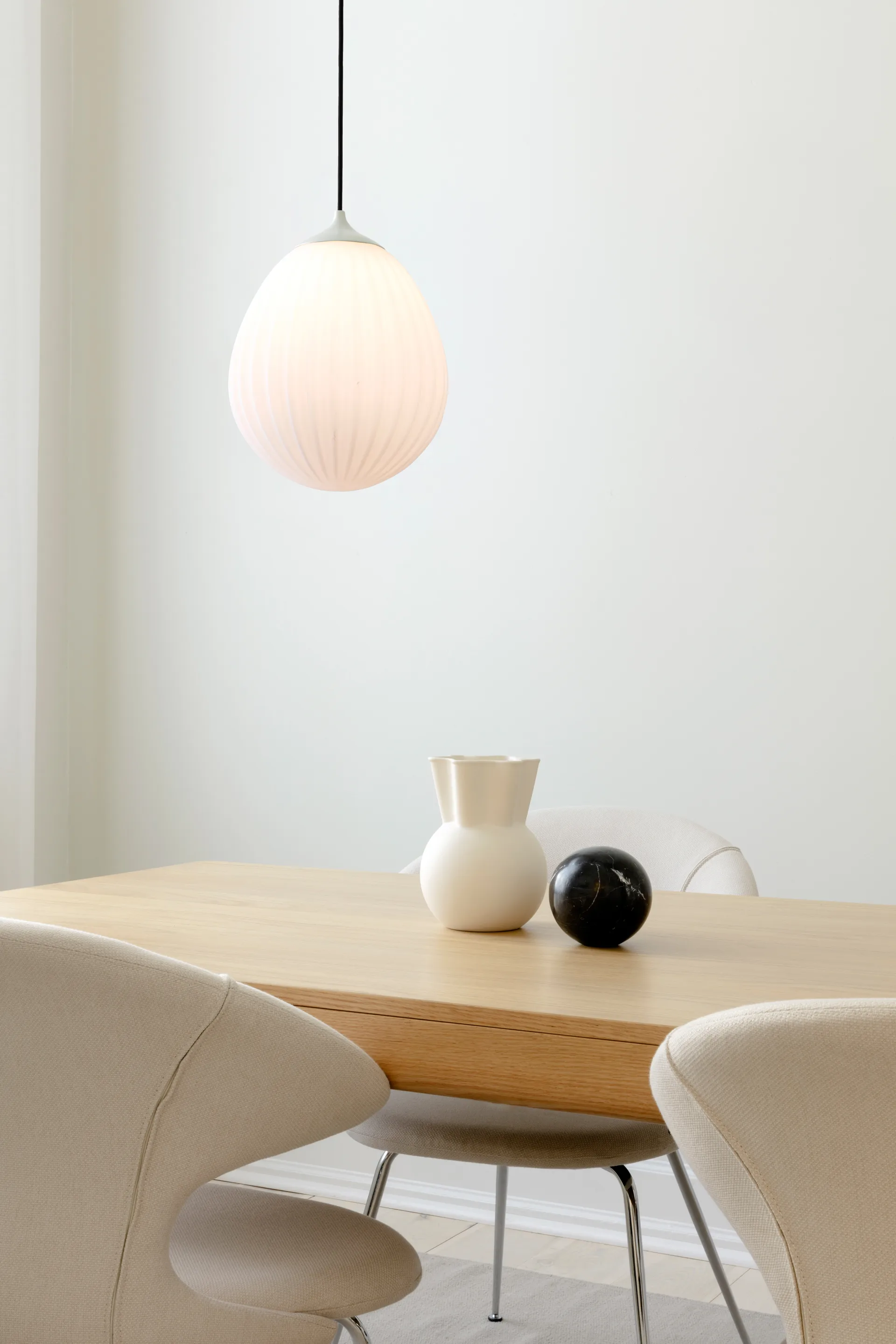 Around The World -lampunvarjostin riippuvalaisin valkoinen, Valkoinen Umage