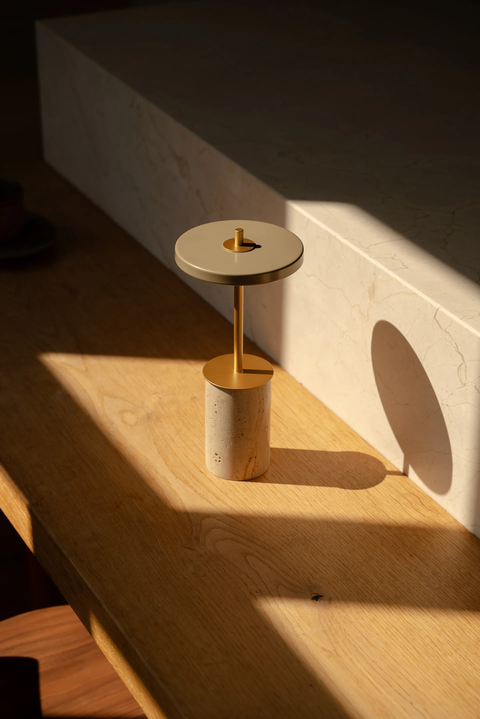 Asteria Move Mini pöytävalaisin Ø12x25,5 cm, Clay travertiini-brass Umage