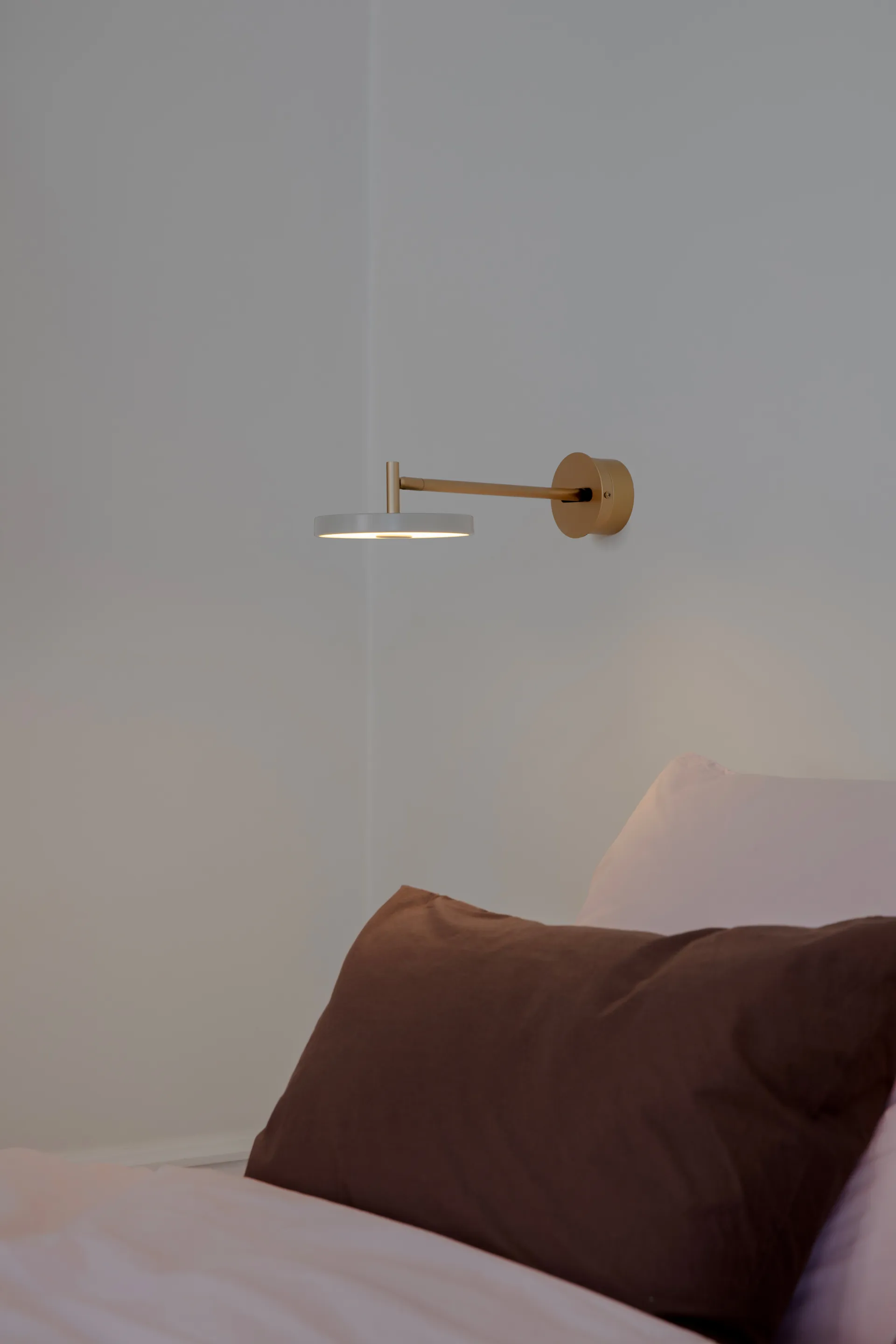 Asteria Wall seinälamppu, Long, Nuance mist-brass Umage
