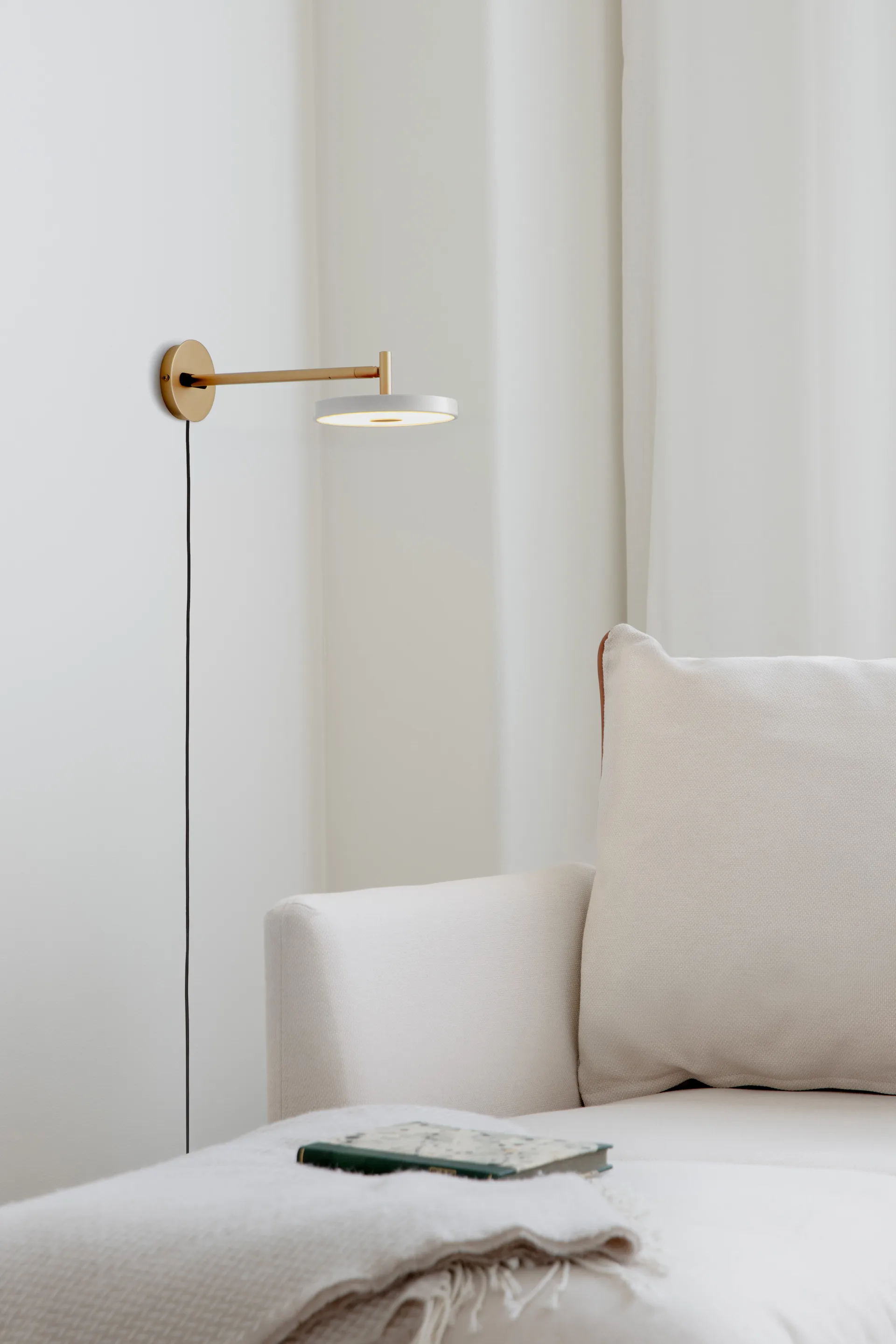 Asteria Wall seinälamppu, Long, Pearl white-brass Umage