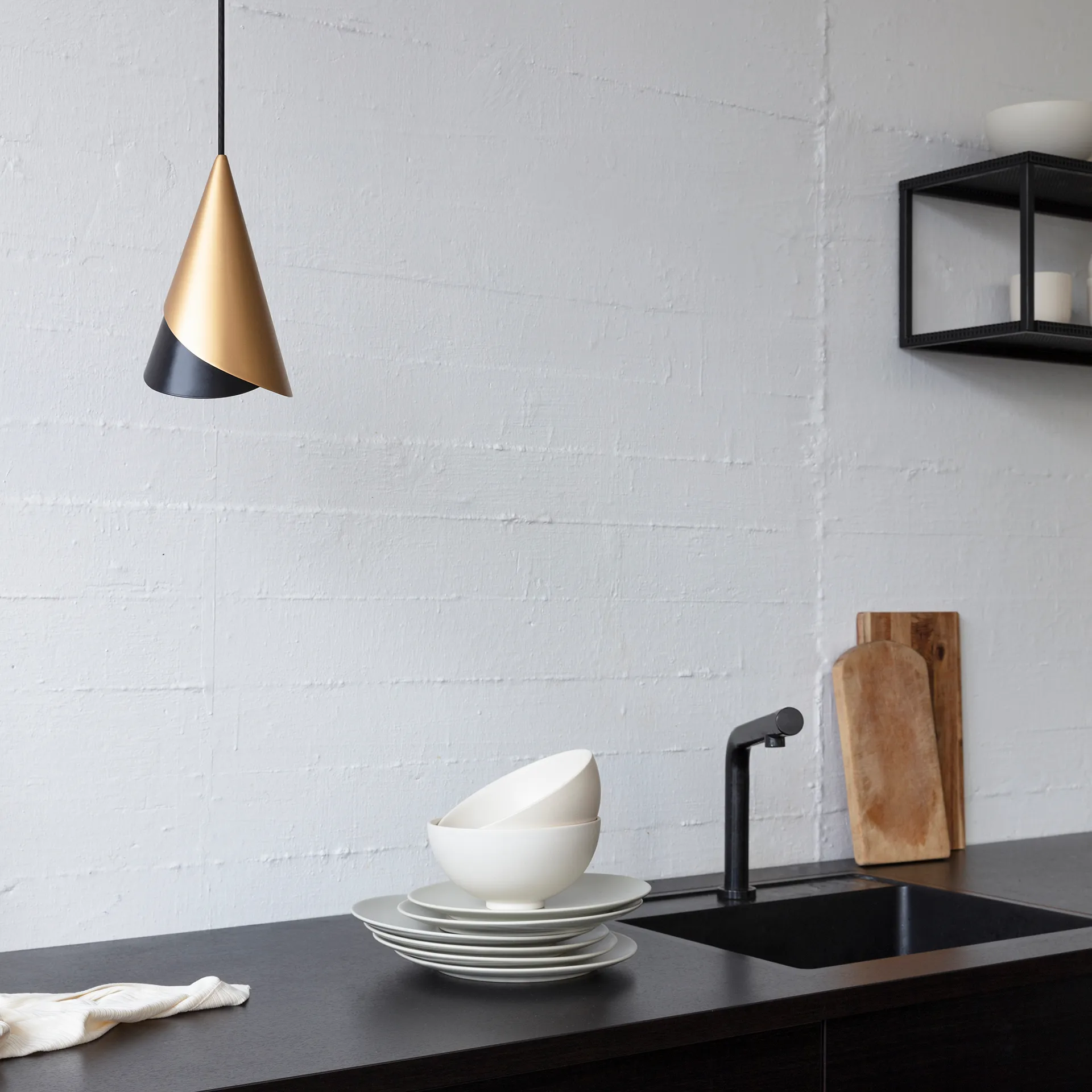 Cornet lampunvarjostin, musta, messinki Umage